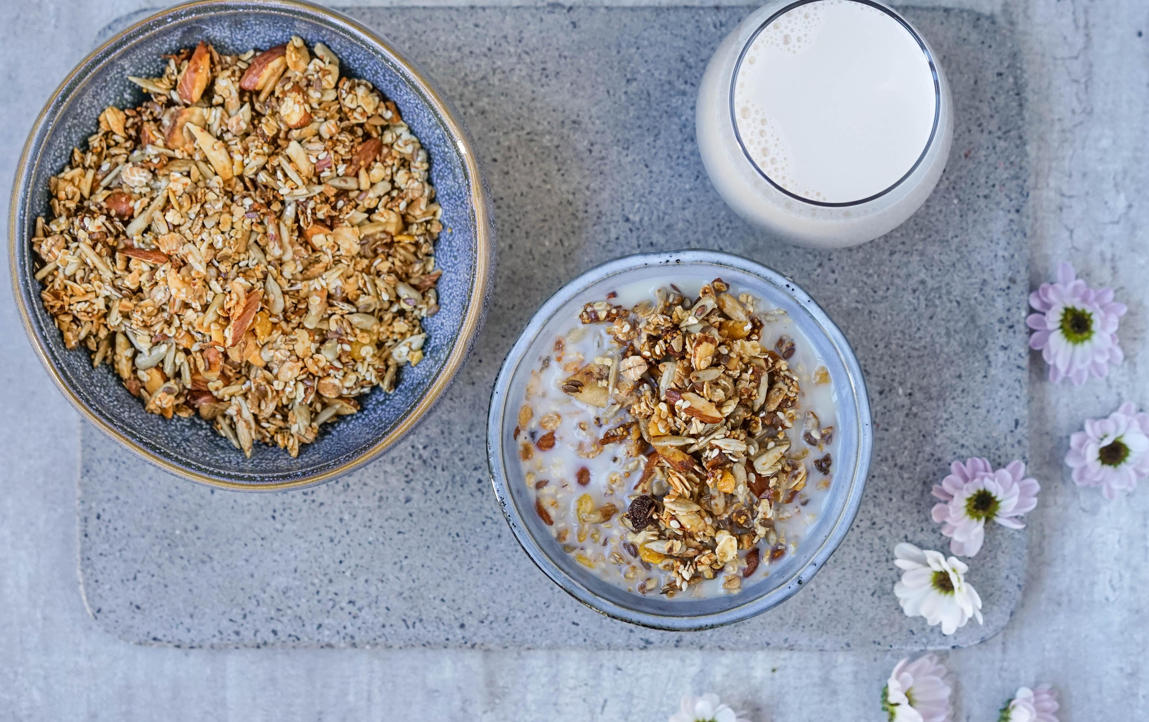 granola med fiken, mandler og sesamfrø
