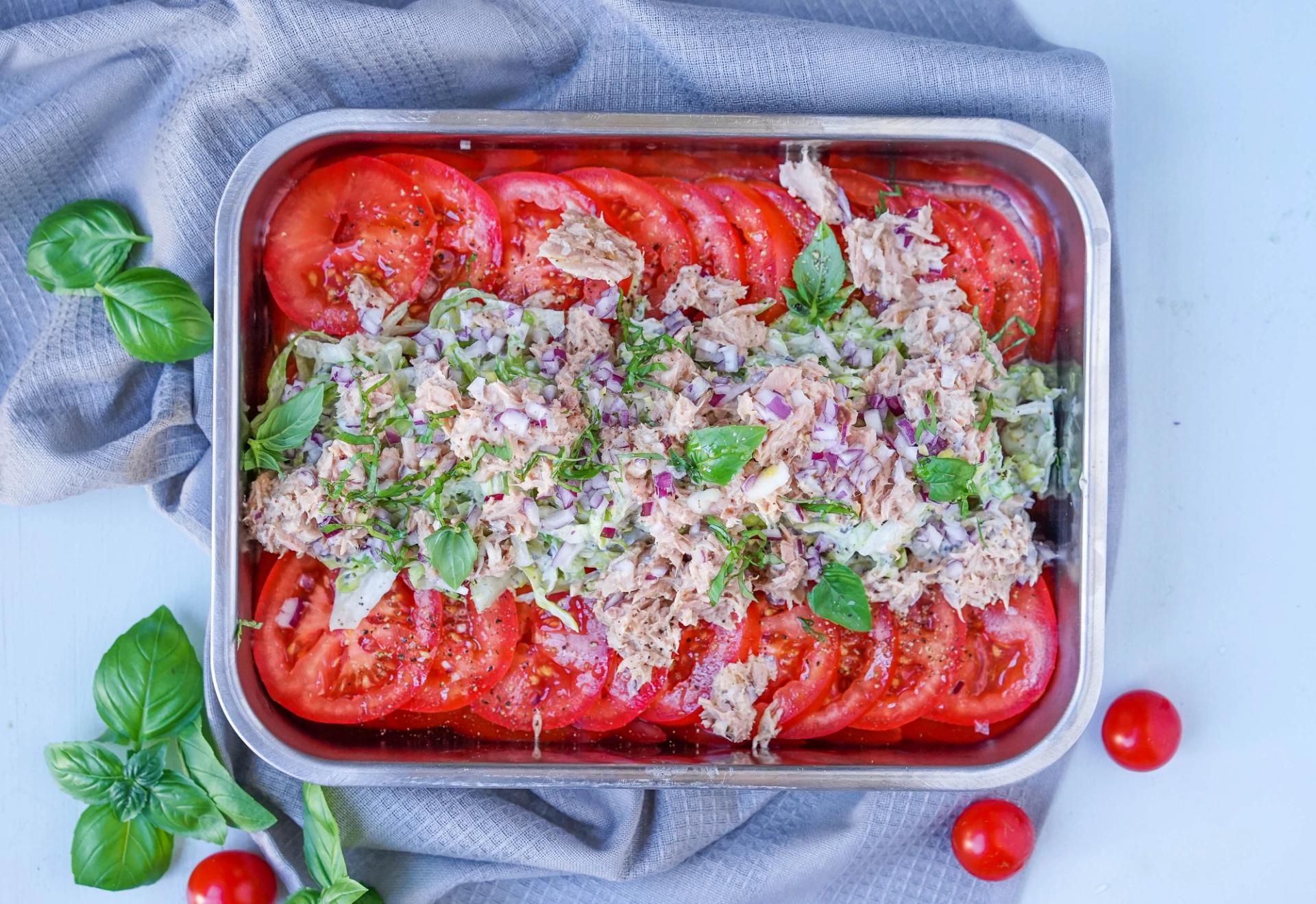 tomatsalat med tunfisk og oliven