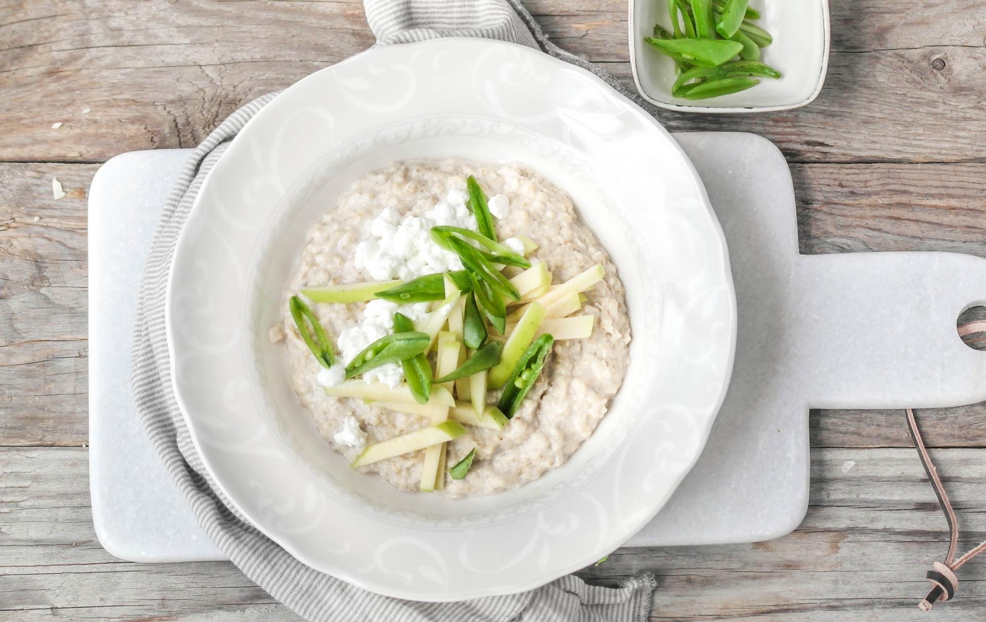 Havregrøt med cottage cheese, epler og sukkererter