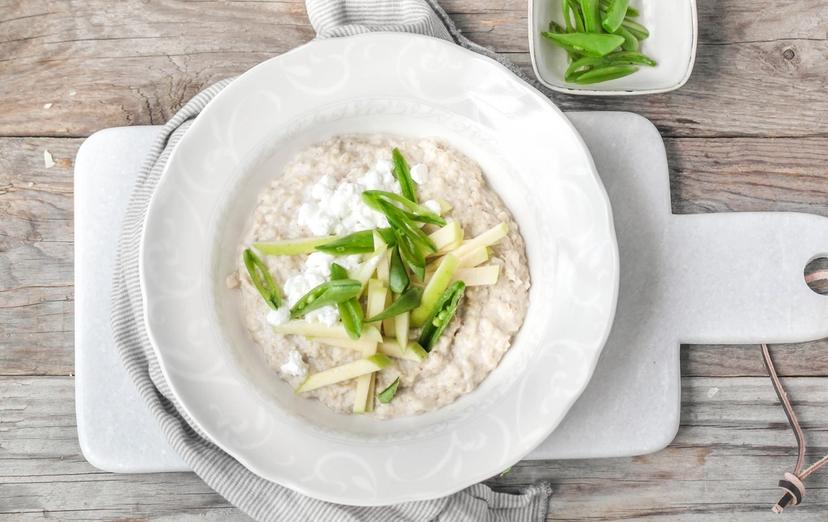 Havregrøt med cottage cheese, epler og sukkererter