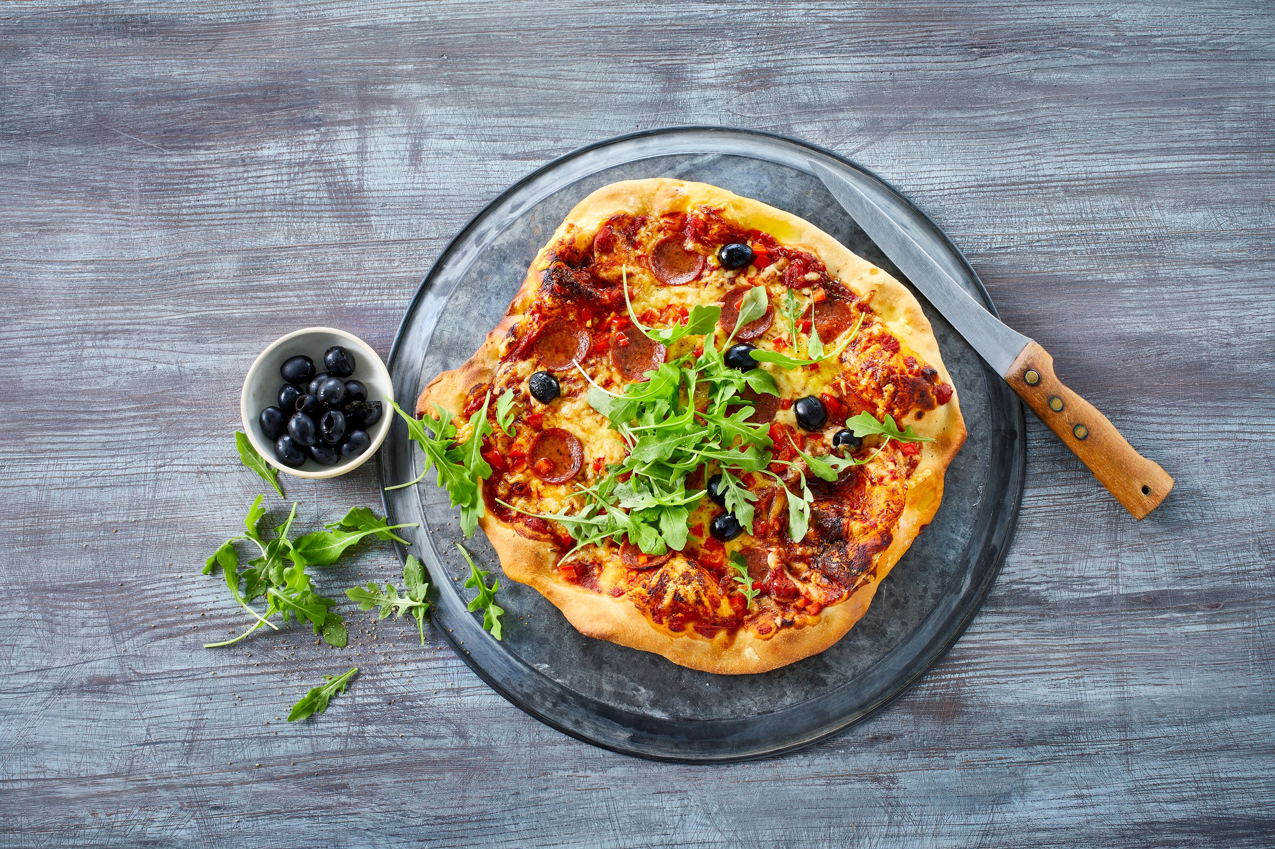 pizzamed peperoni og oliven 