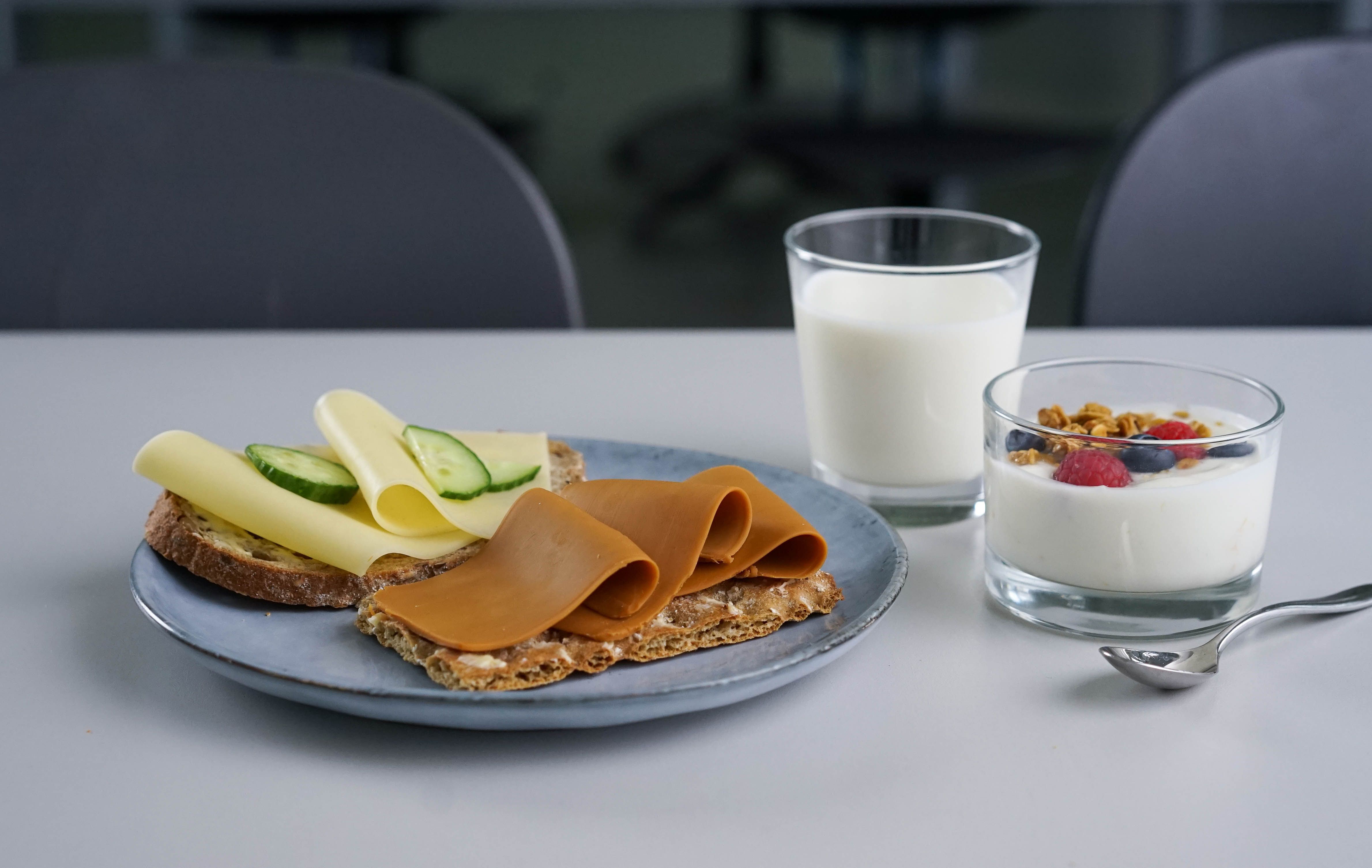 To brødskiver med gulost og brunost