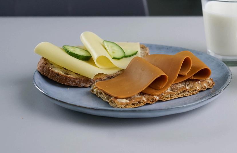 To brødskiver med gulost og brunost