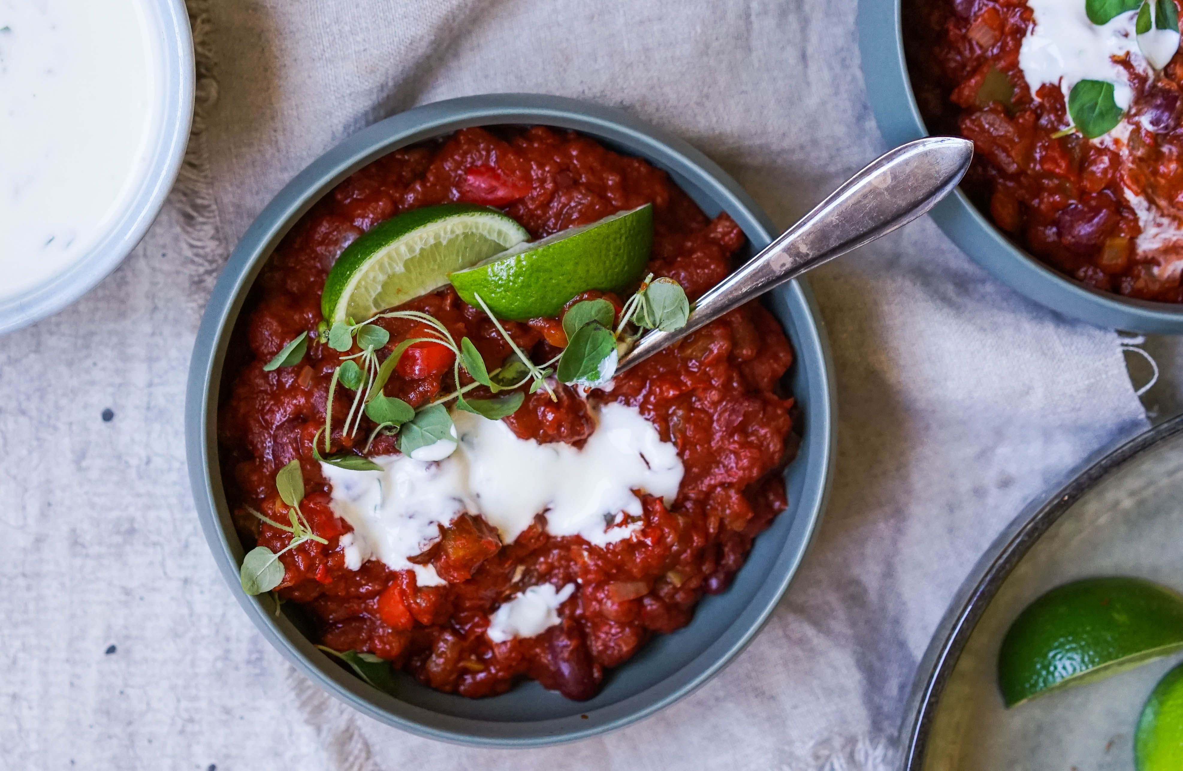 Chiligryte med yoghurtdressing