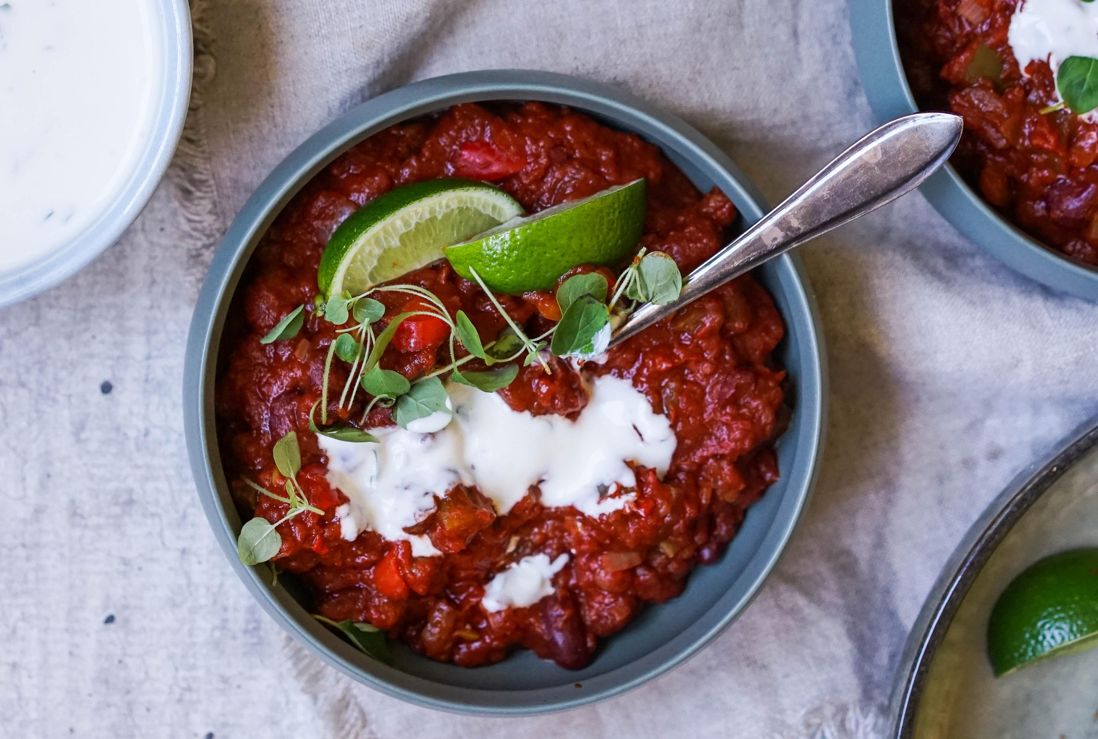 Chiligryte med yoghurtdressing