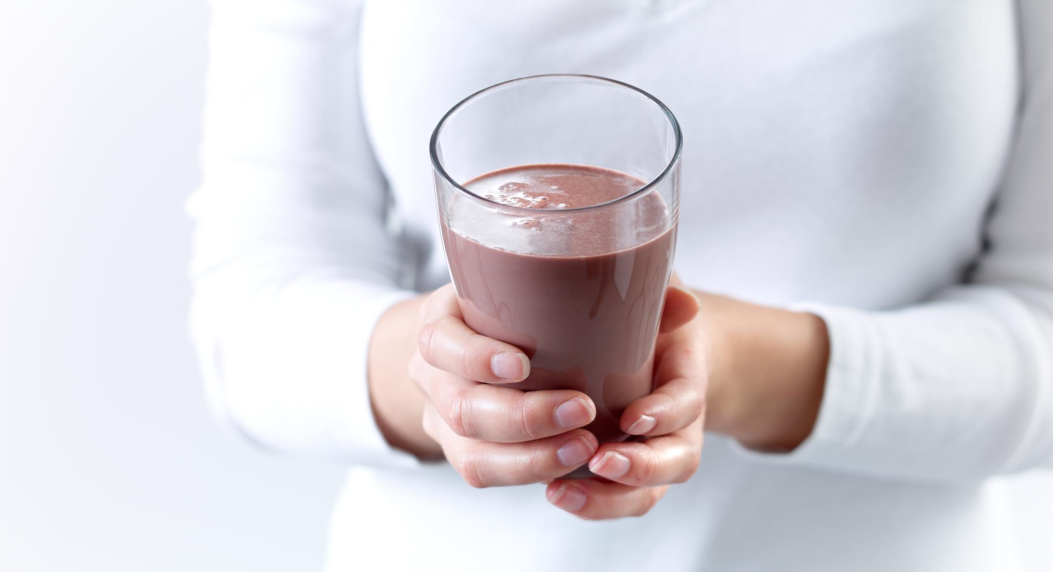 Sjokolademelk i mugge og glass