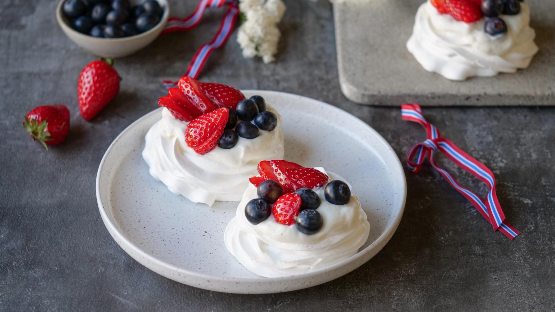 Pavlova med kvarg og bær