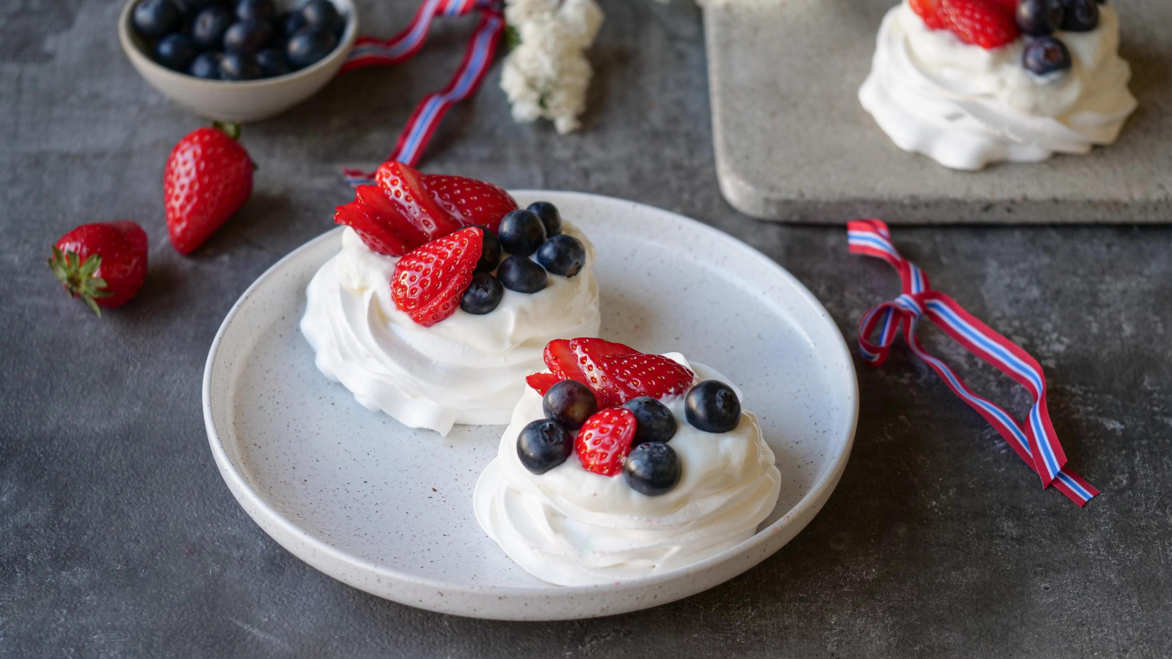Pavlova med kvarg og bær