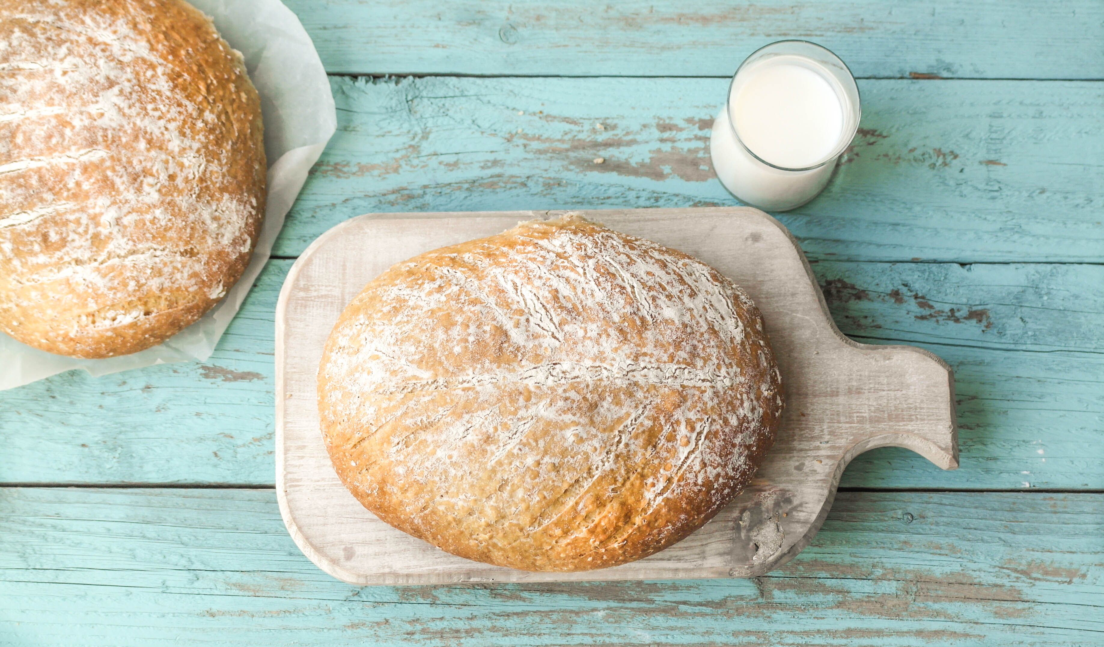Yoghurtbrød på fjøl med et glass melk