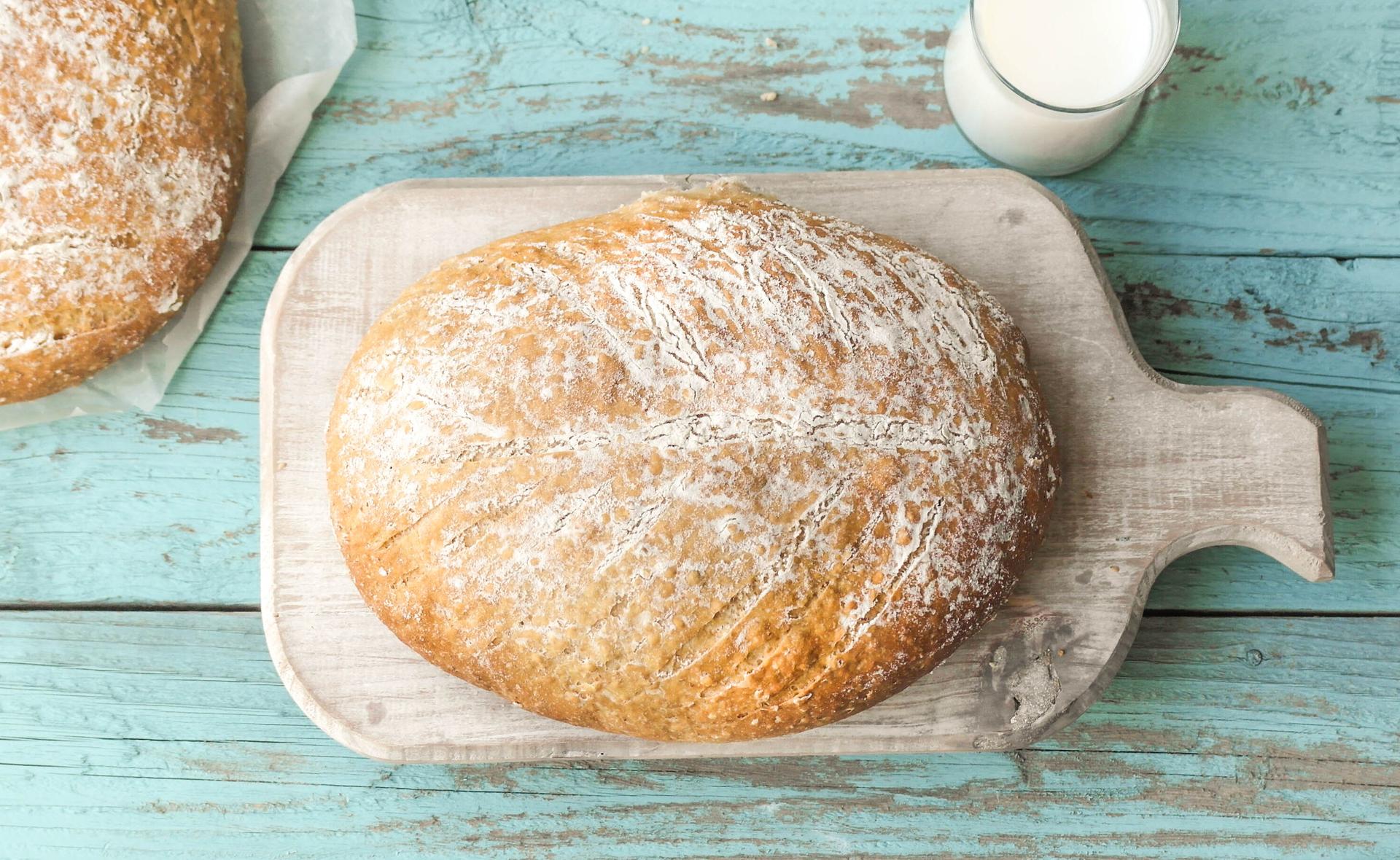 Yoghurtbrød på fjøl med et glass melk