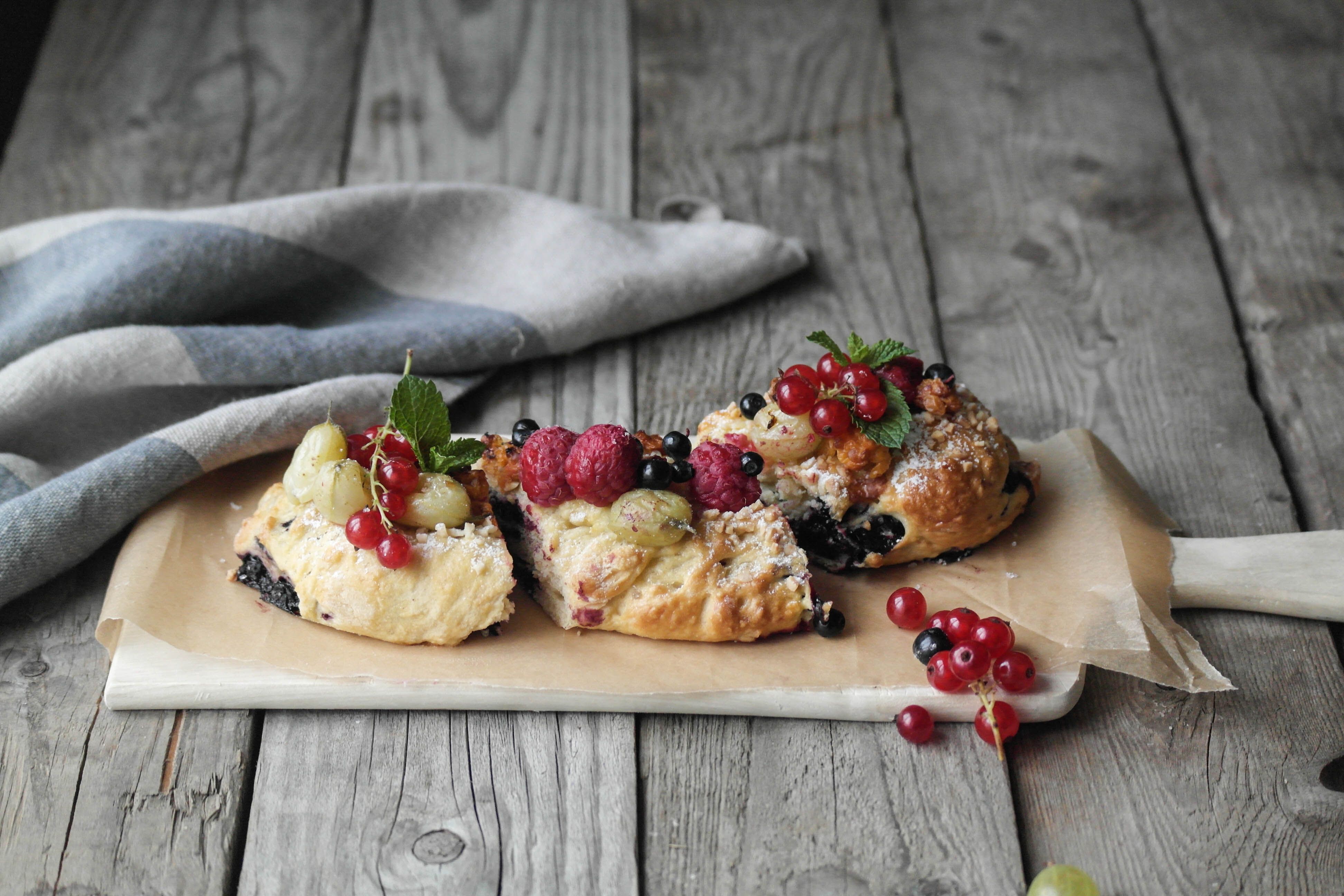 Kringle med skogsbær og mandler på en fjør