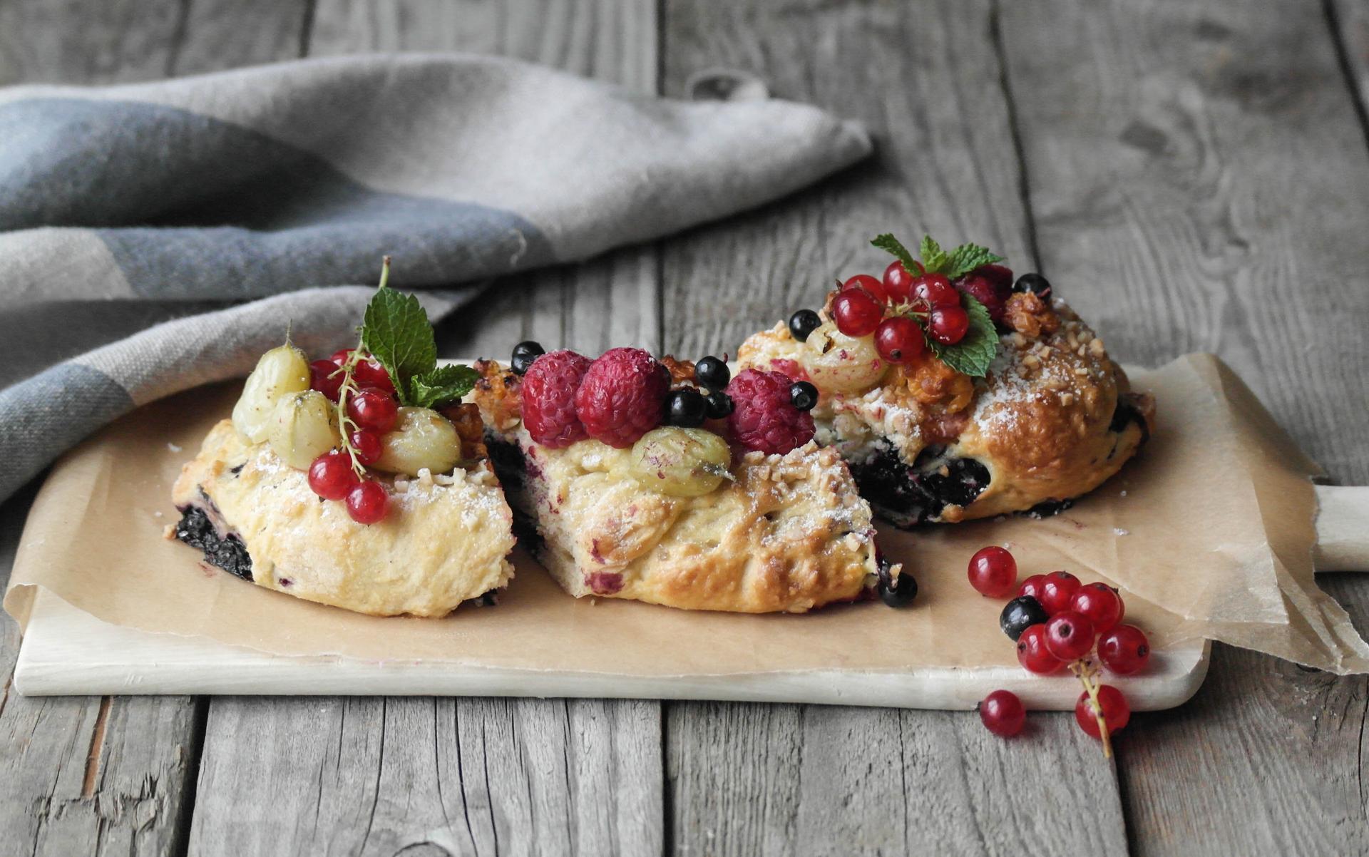 Kringle med skogsbær og mandler på en fjør