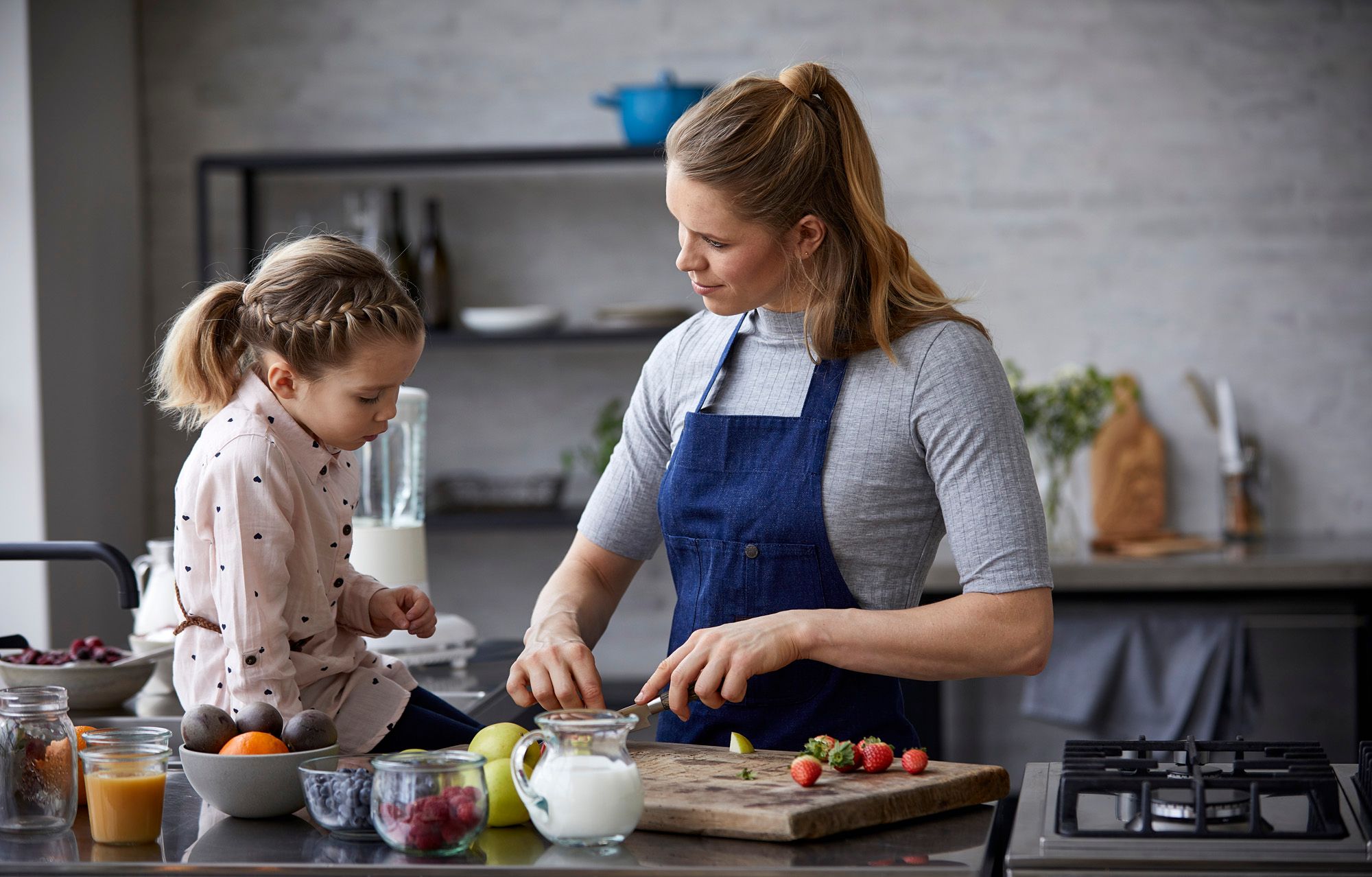 Jente og dame lager mat