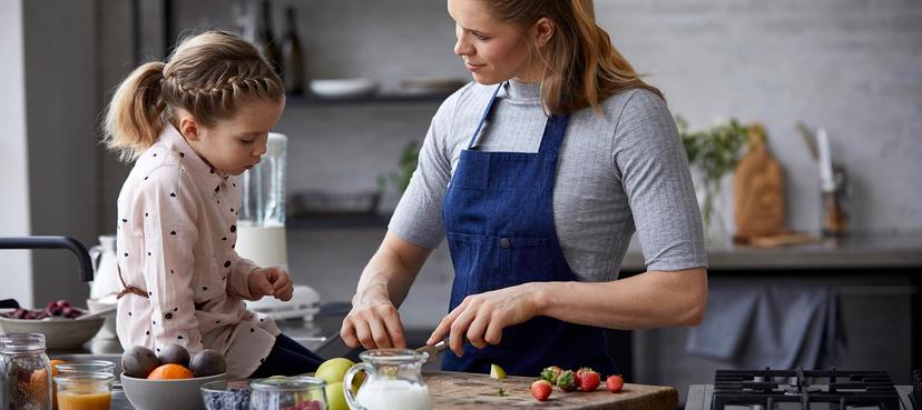Jente og dame lager mat
