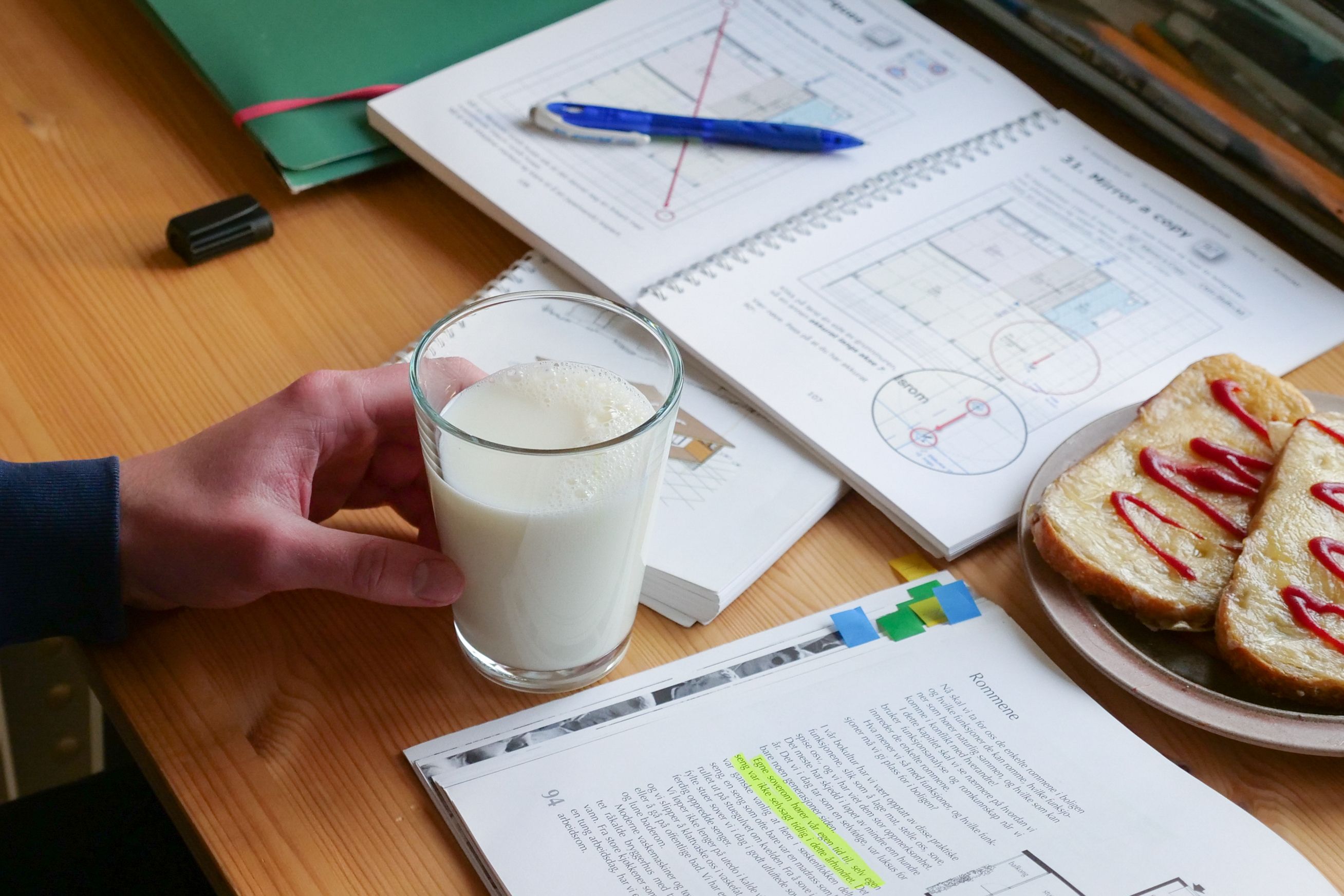 Melkeglass på arbeidsbord