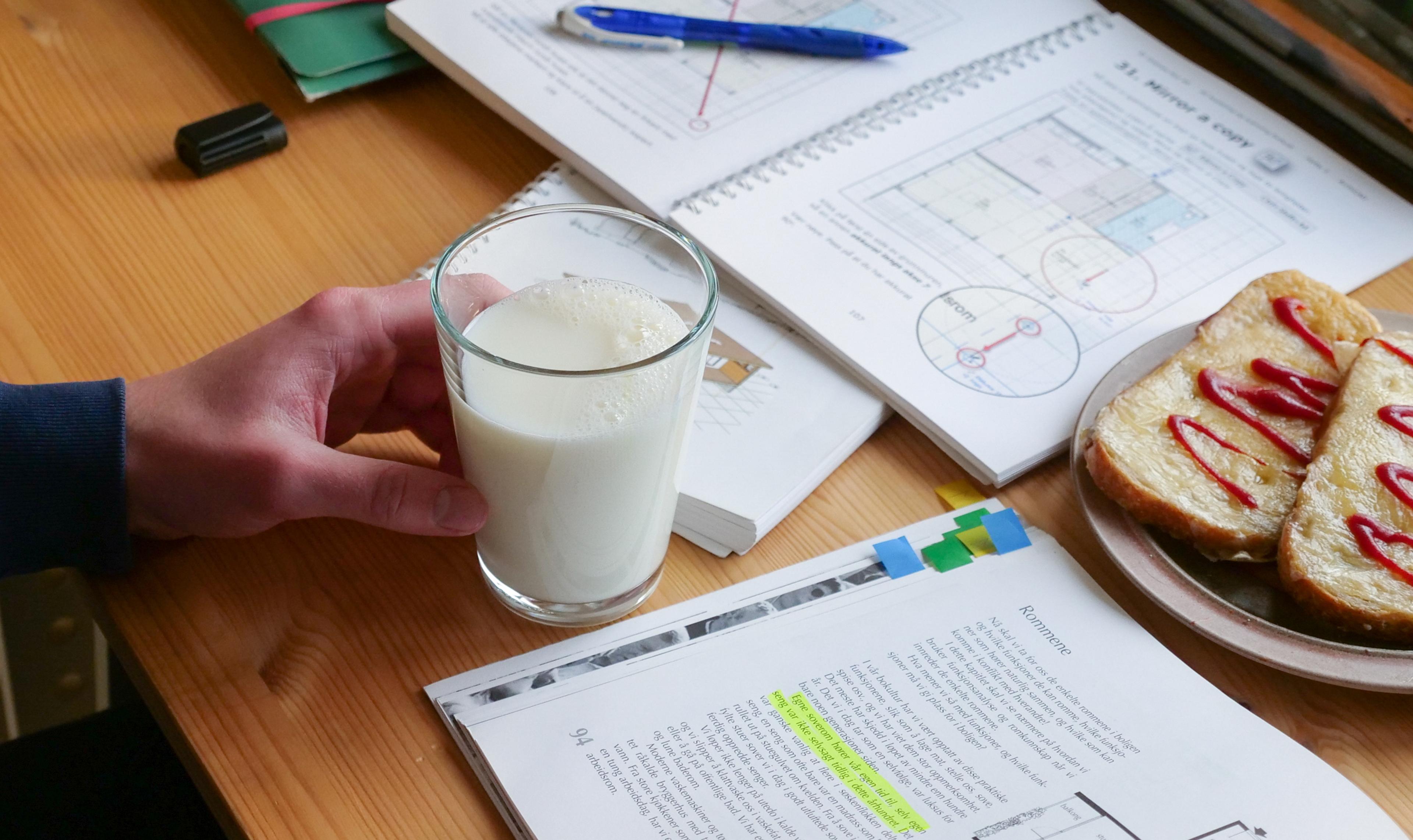 Melkeglass på arbeidsbord