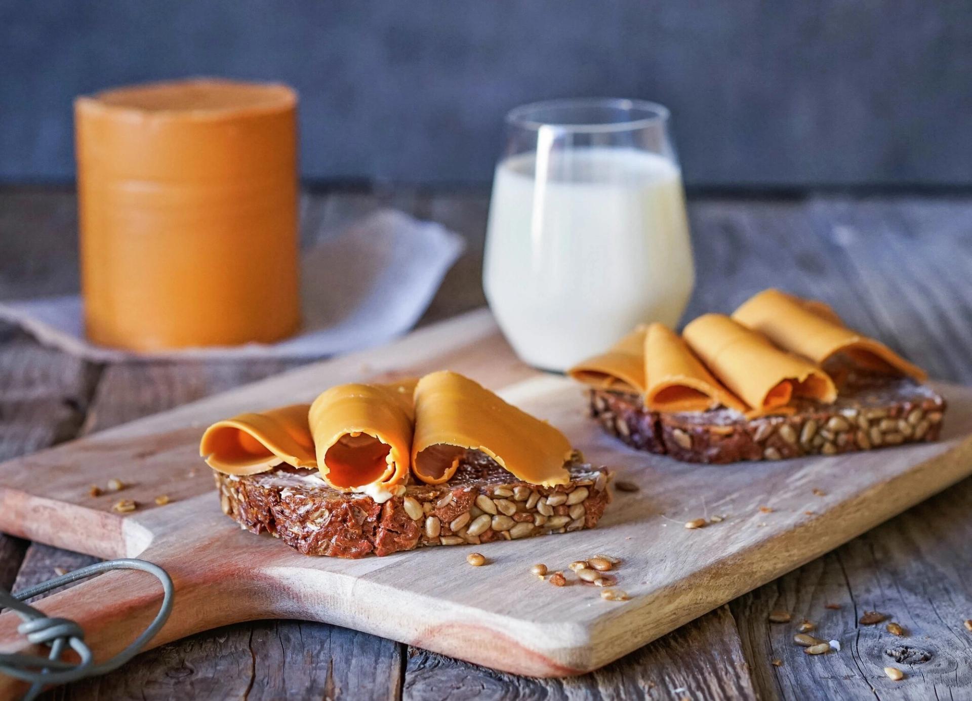 Fjøl med brødskiver med brunost