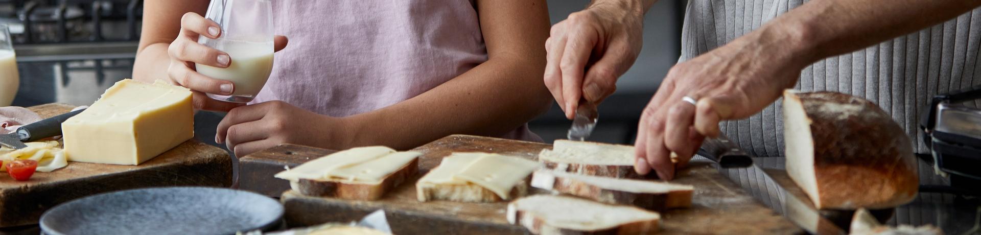 Jente lager toast med ost sammen med faren sin