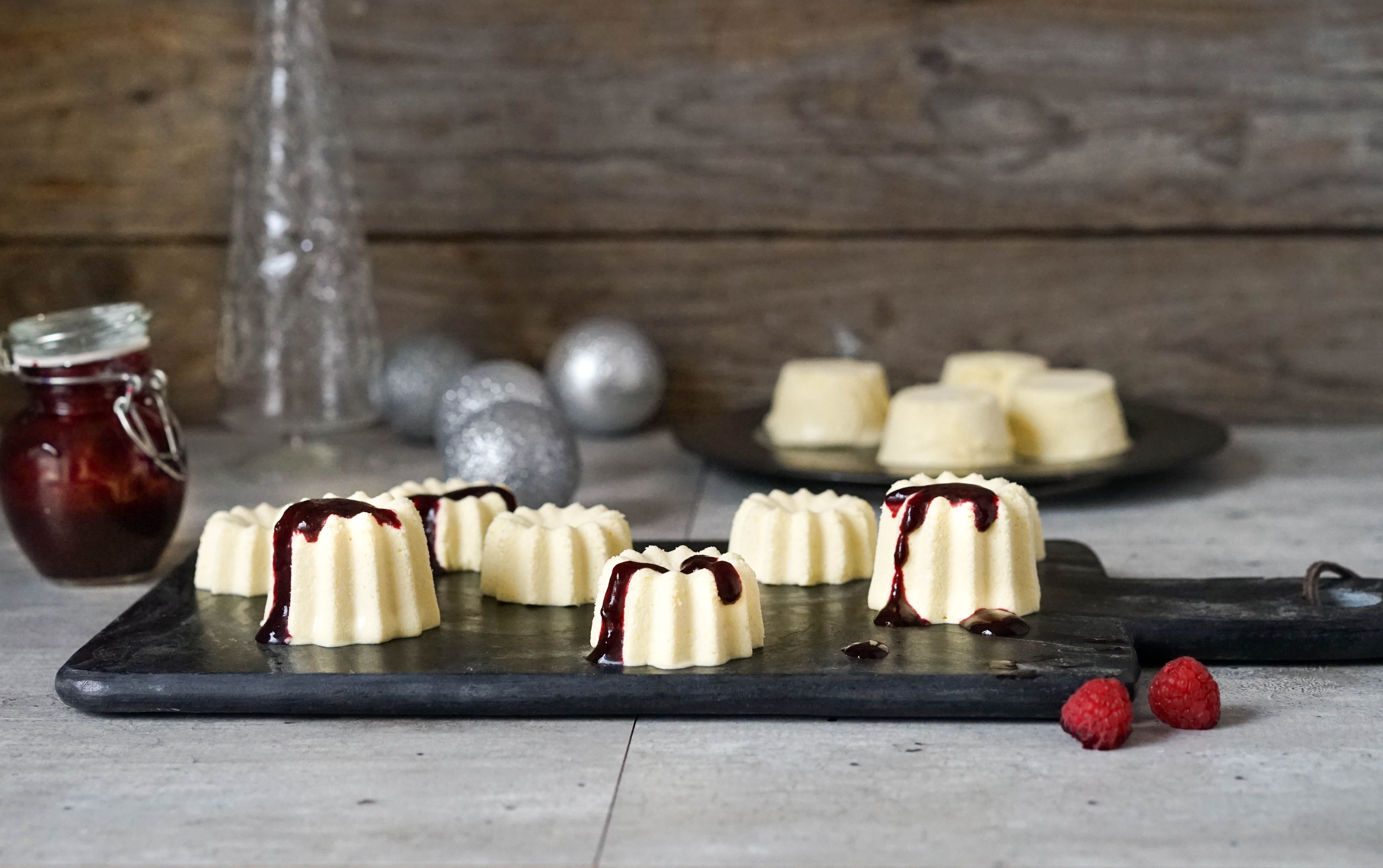 hvit sjokolademousse med bærsaus