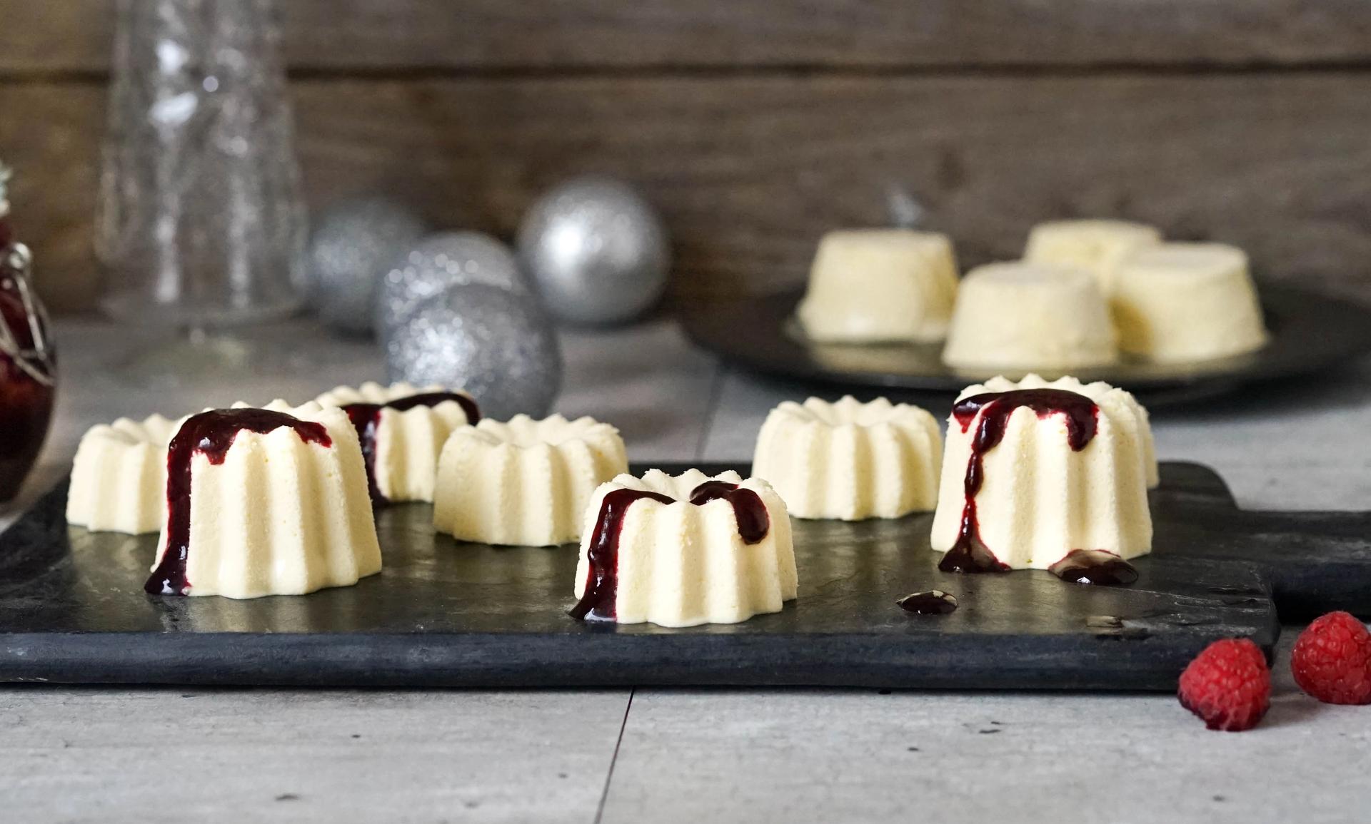 hvit sjokolademousse med bærsaus