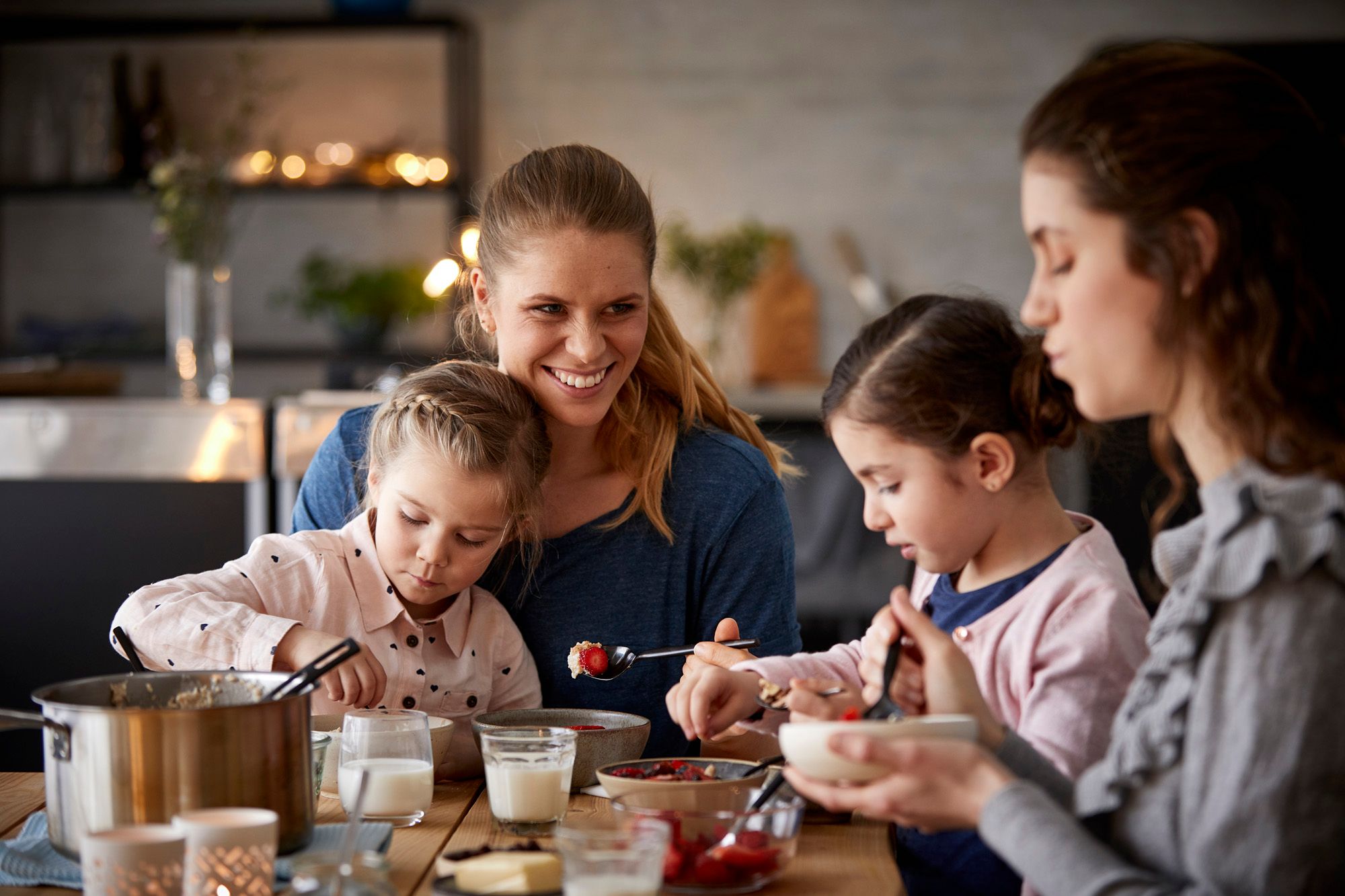 Familier som spiser sammen