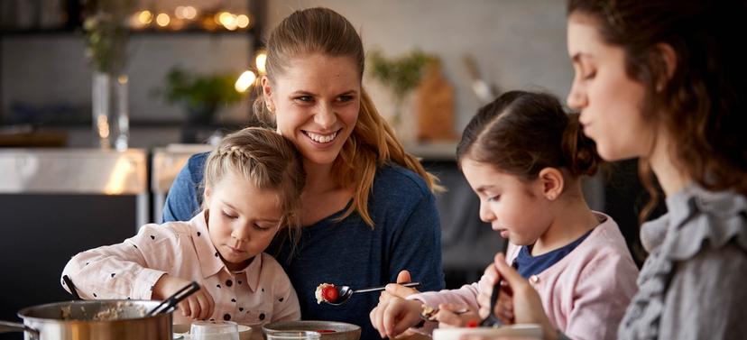 Familier som spiser sammen