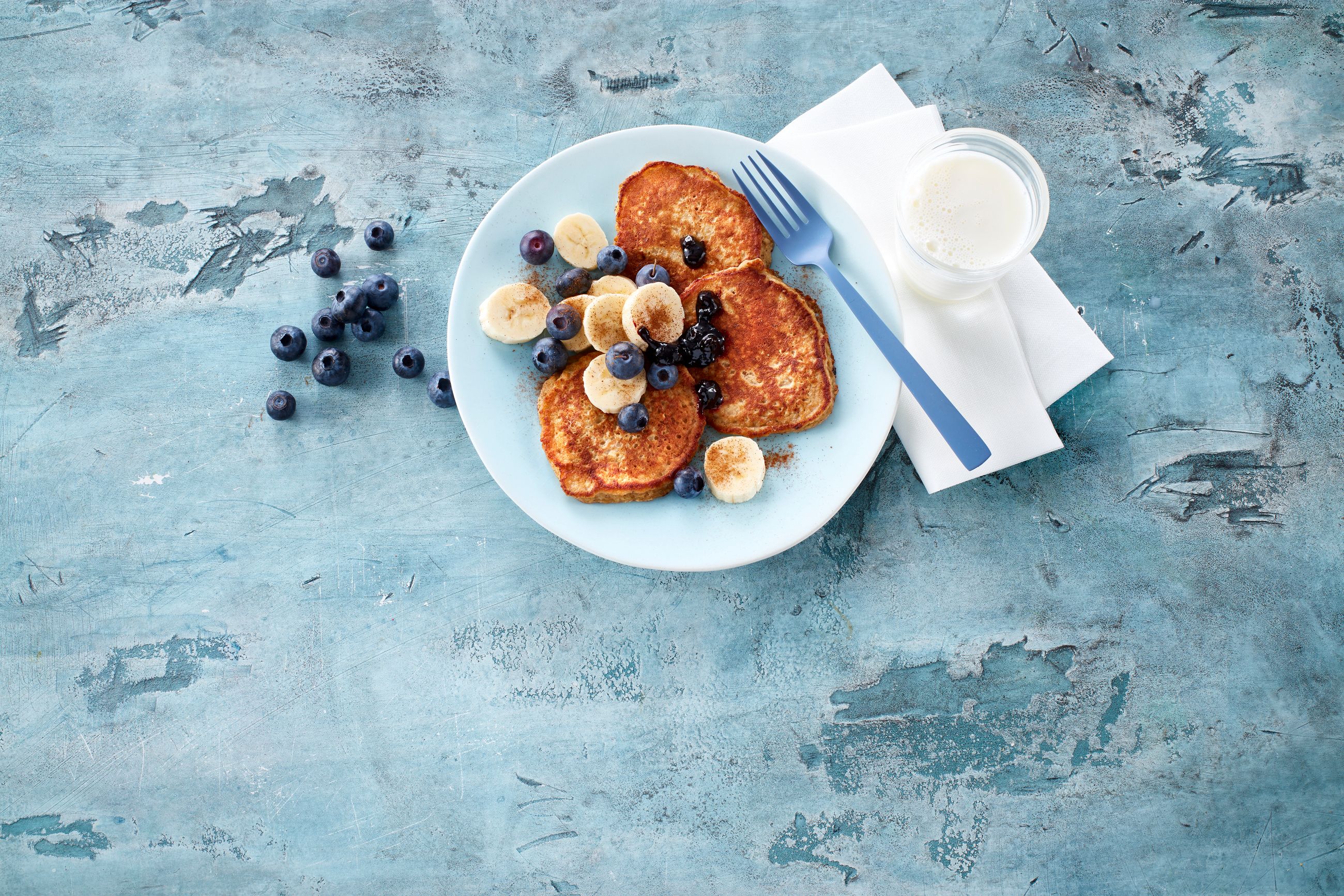 Bananpannekaker og et glass melk