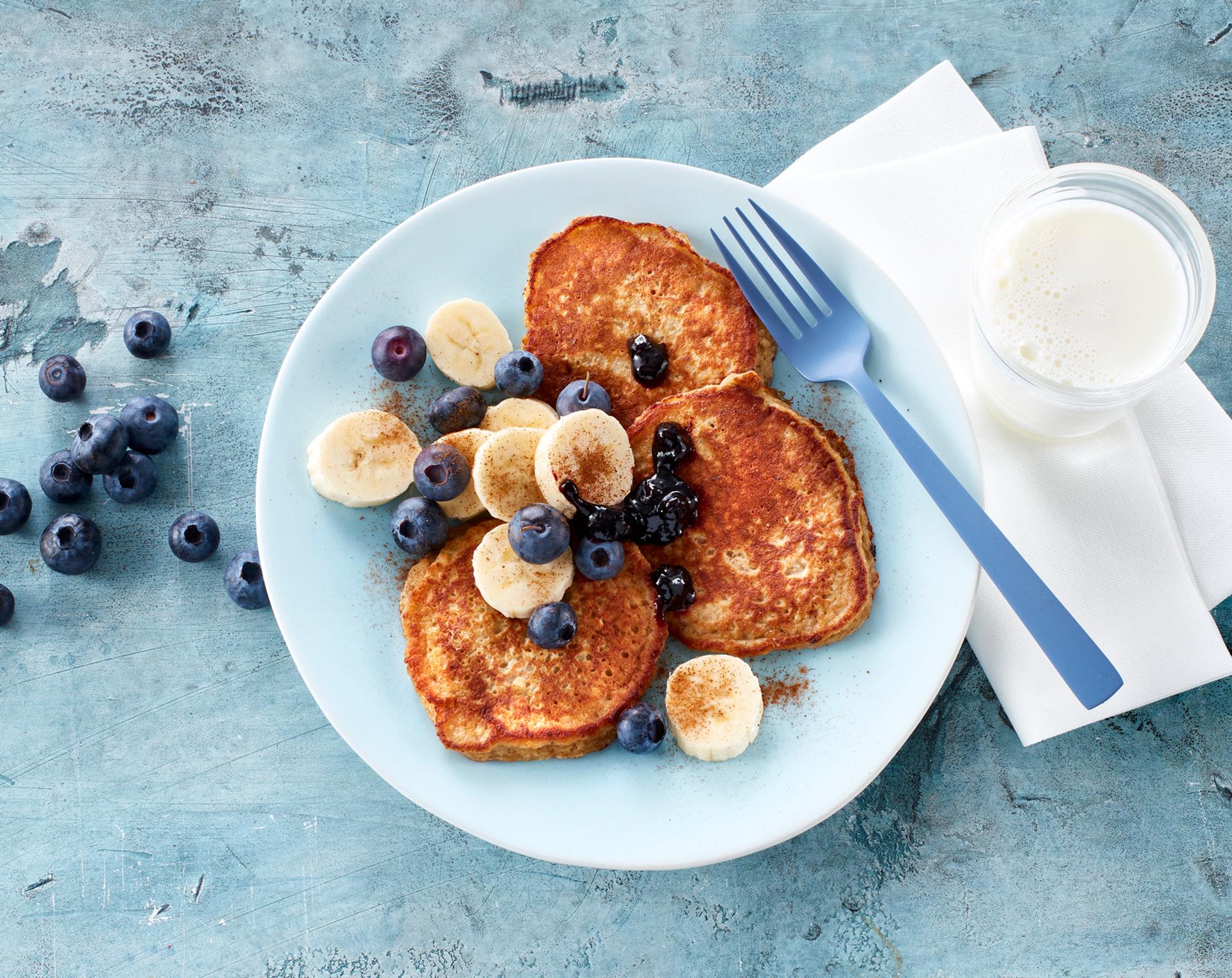 Bananpannekaker og et glass melk