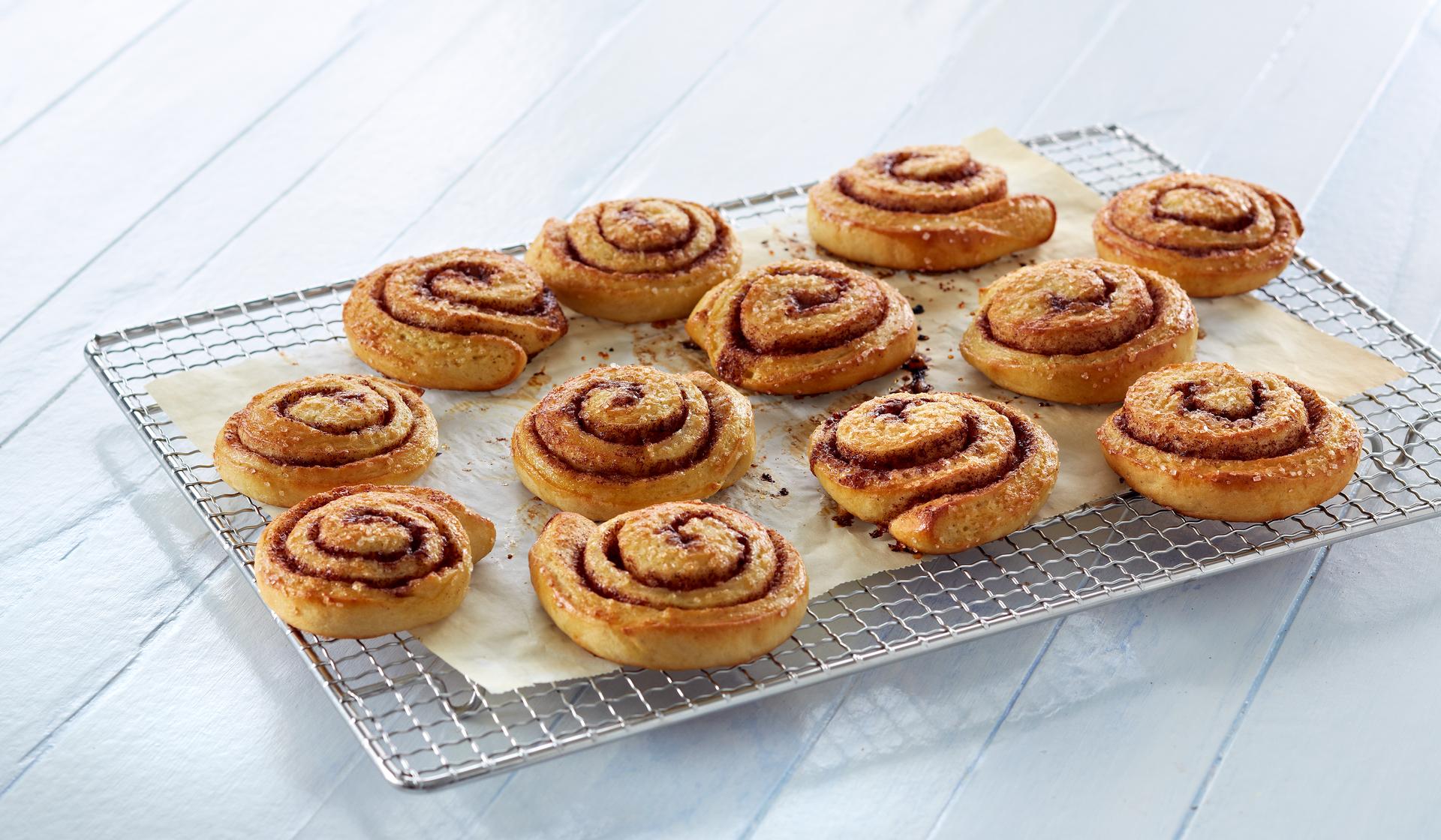 Nystekte kanelsnurrer på bakerist