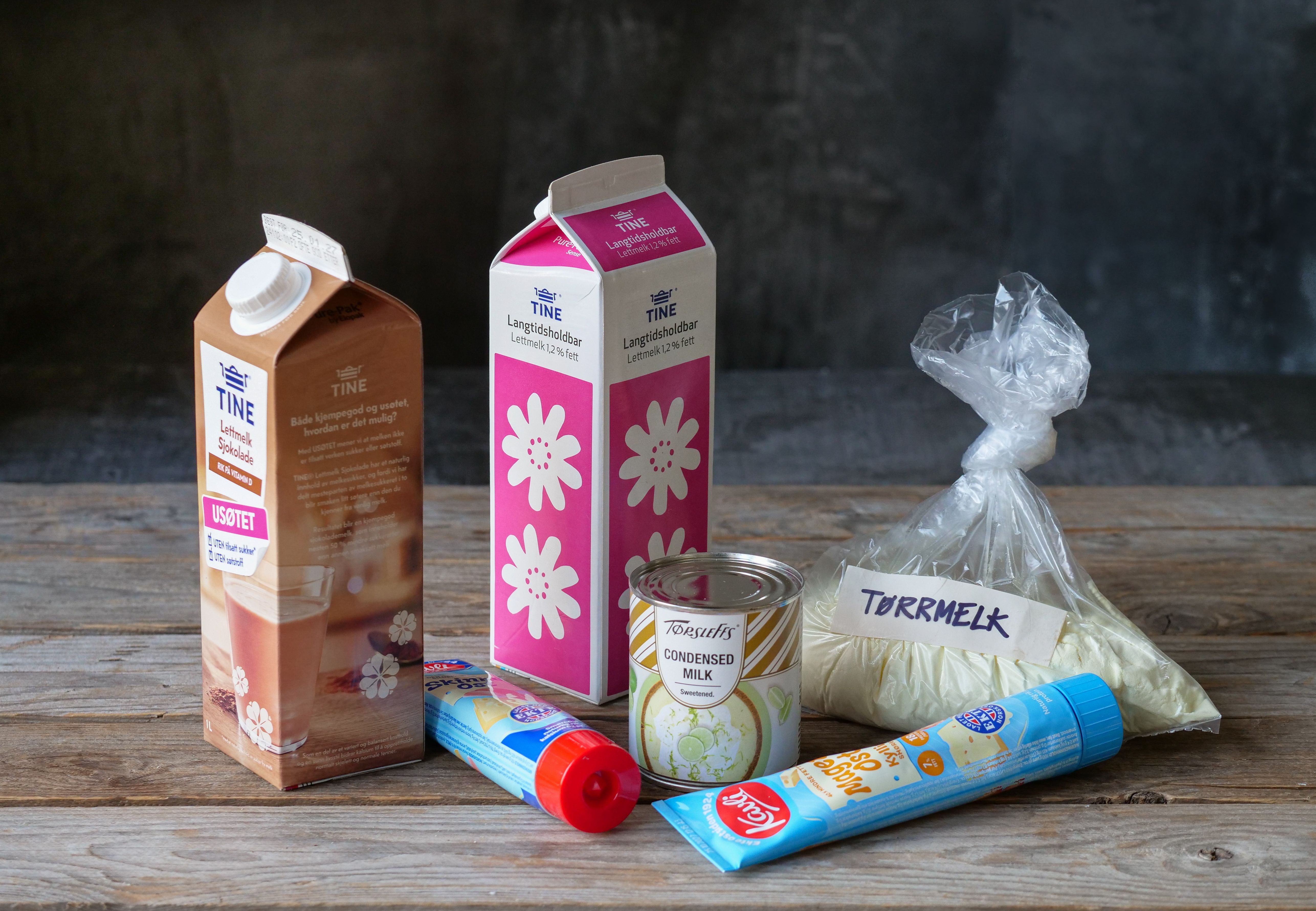 Kartonger med sjokolademelk og langtidsholdbar melk, to tubeoster, pose med tørrmelk og en boks kondensert melk.
