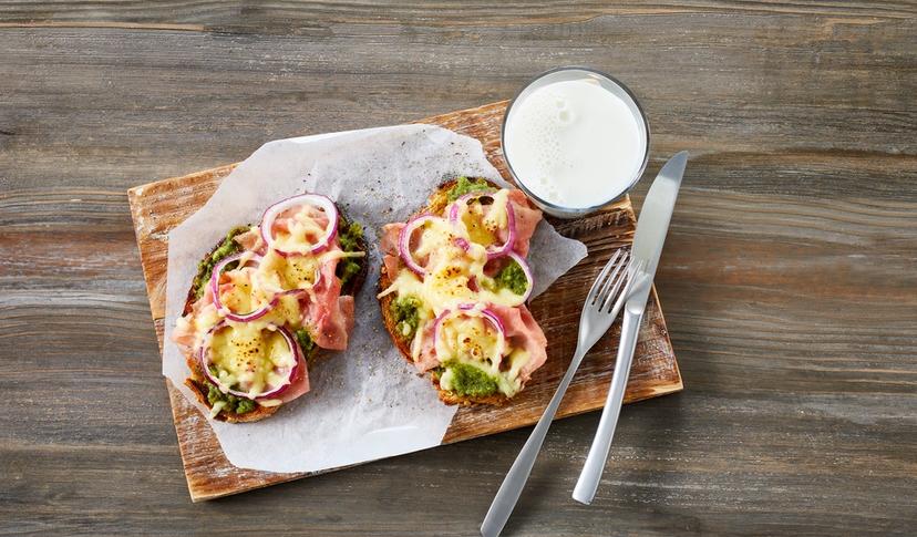 Grillet ostesmørbrød med pesto og skinke