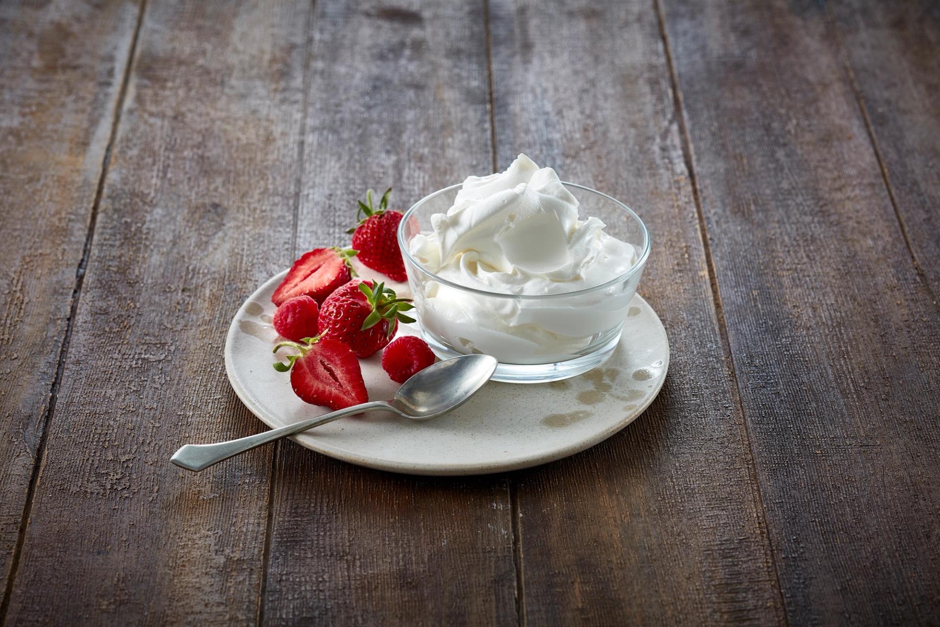 Mascarpone i skål med jordbær