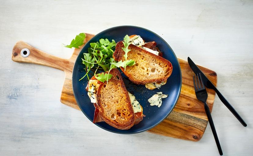 Toast med blåmuggost og spekeskinke 