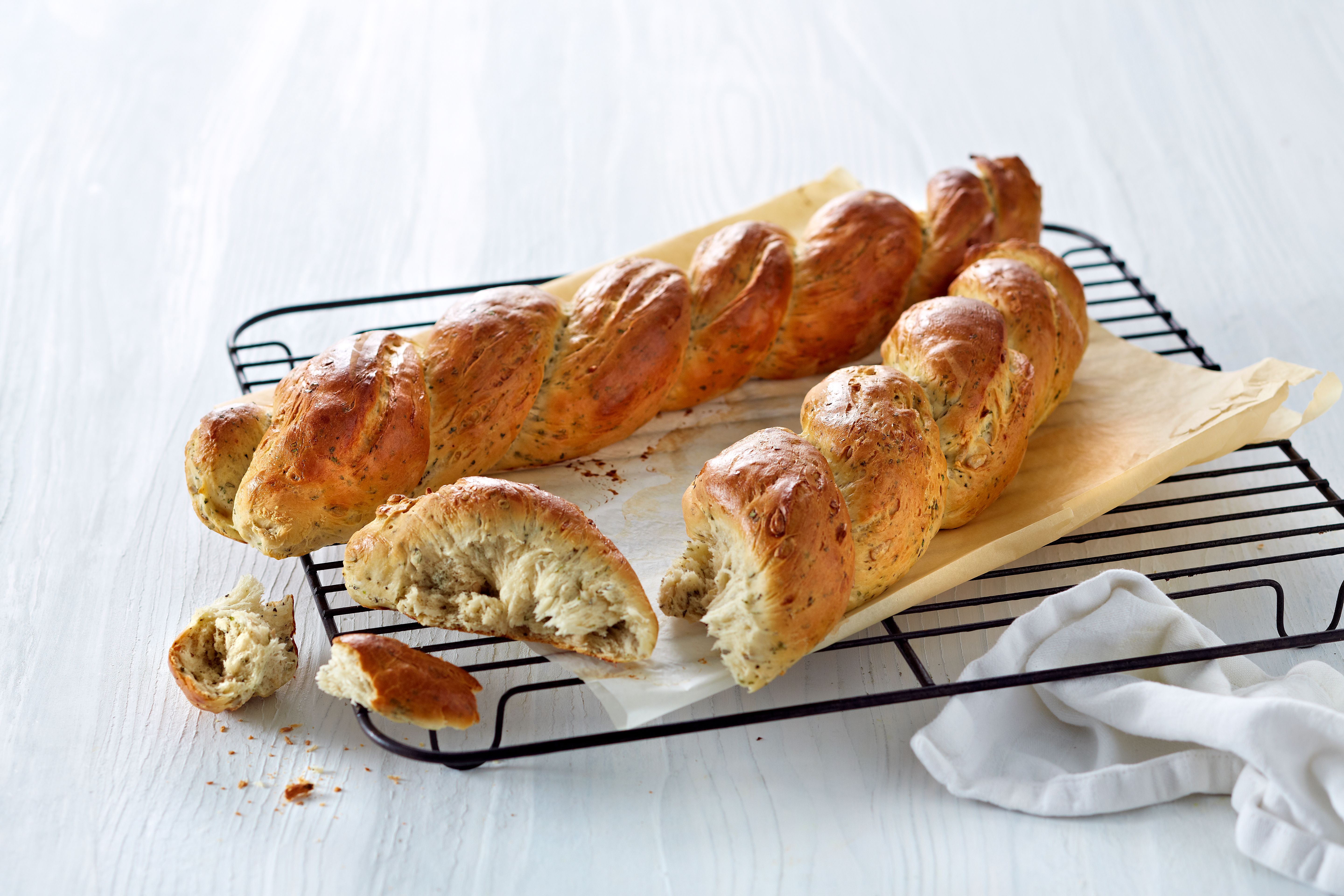 To nybakte urtebaguetter på en rist