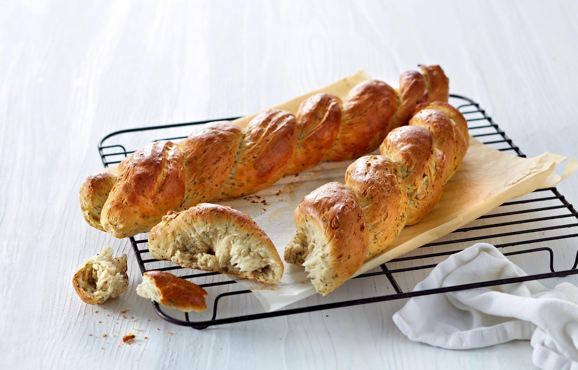 To nybakte urtebaguetter på en rist