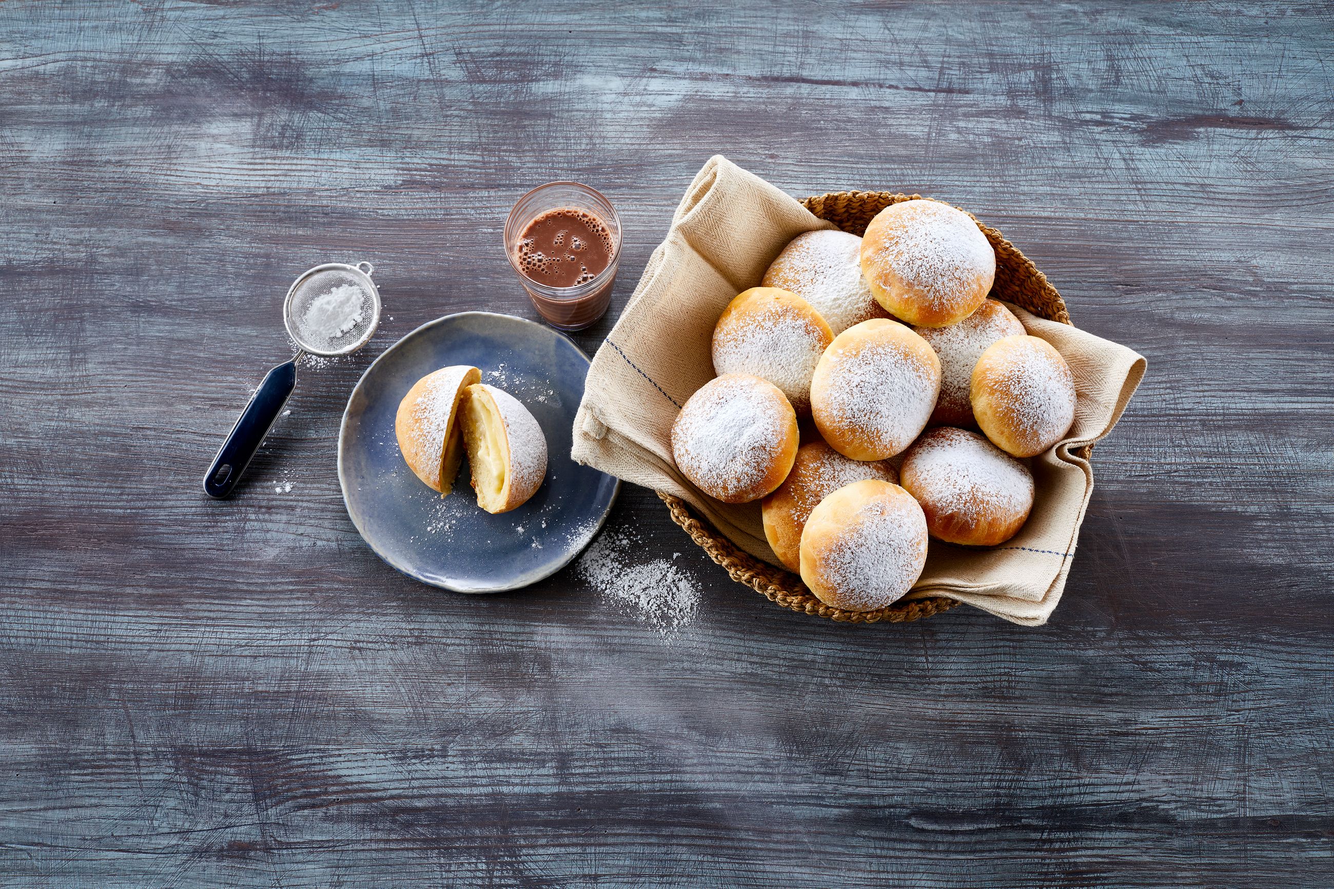 Vaniljeboller med melisdryss i en kurv.