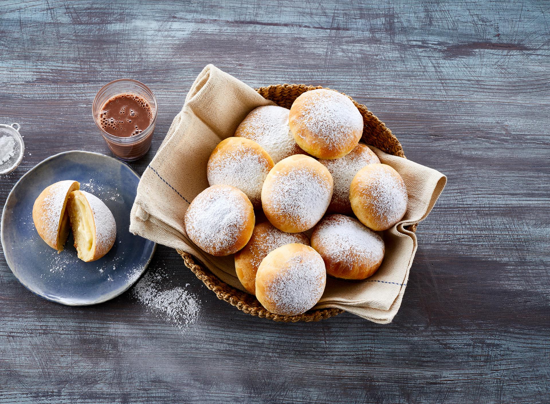 Vaniljeboller med melisdryss i en kurv.