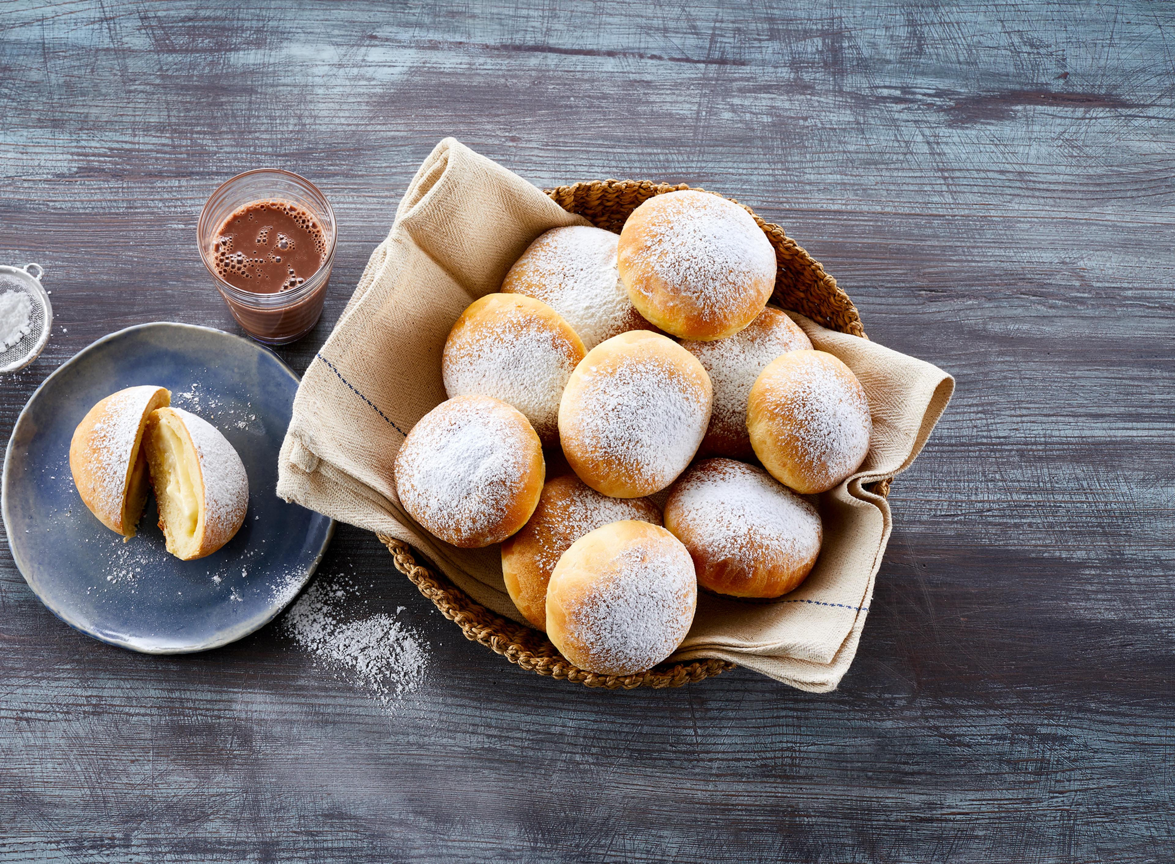 Vaniljeboller med melisdryss i en kurv.