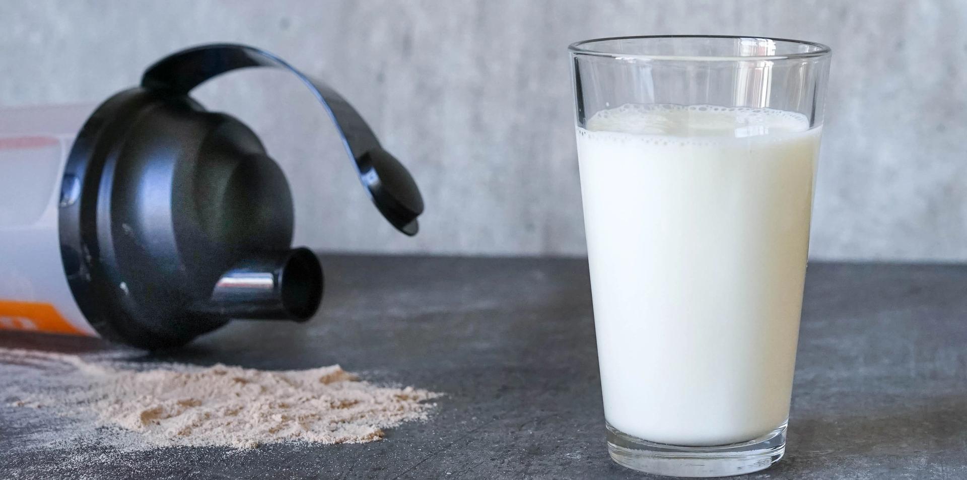Et glass melk og proteinpulver
