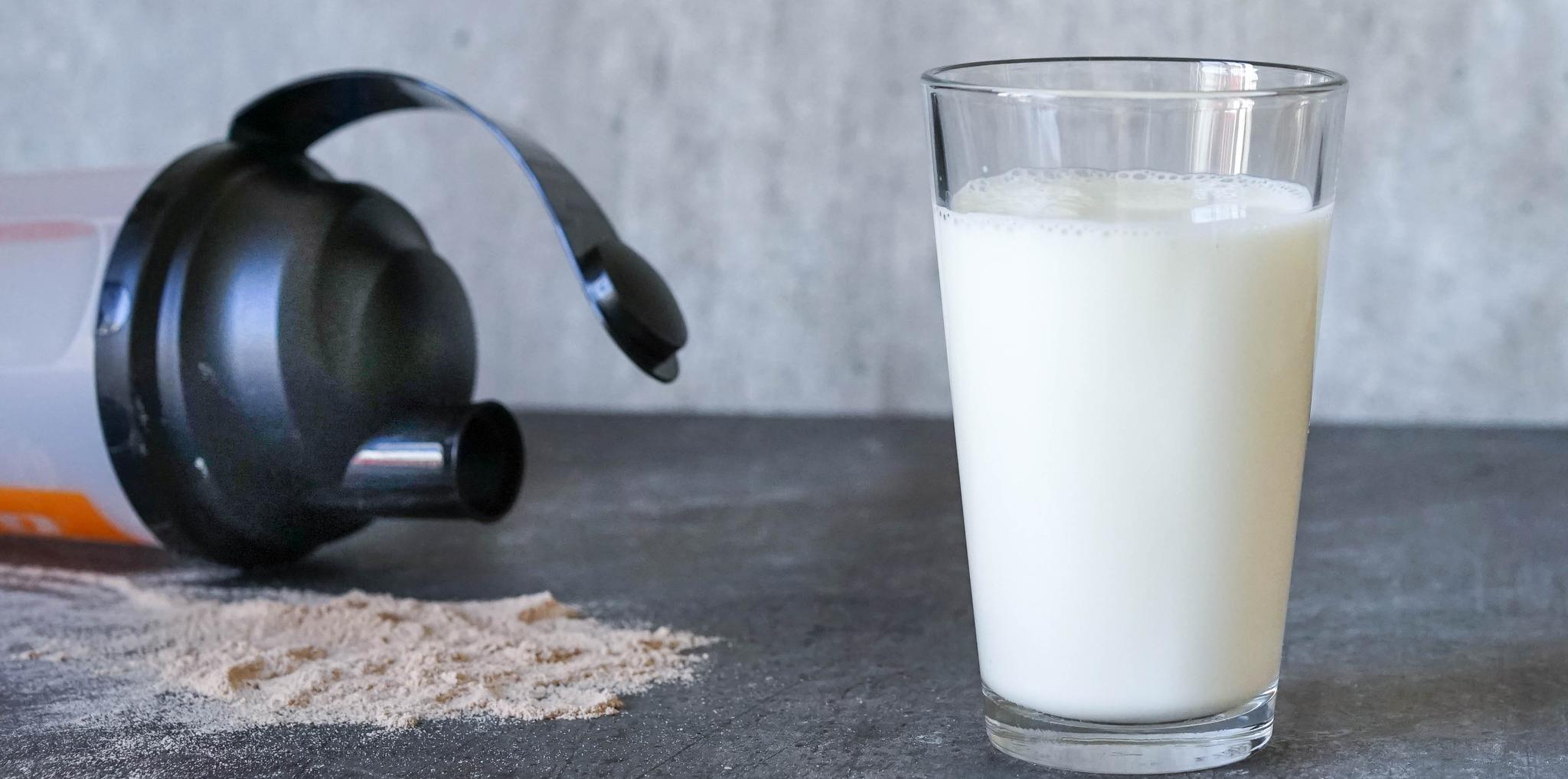 Et glass melk og proteinpulver