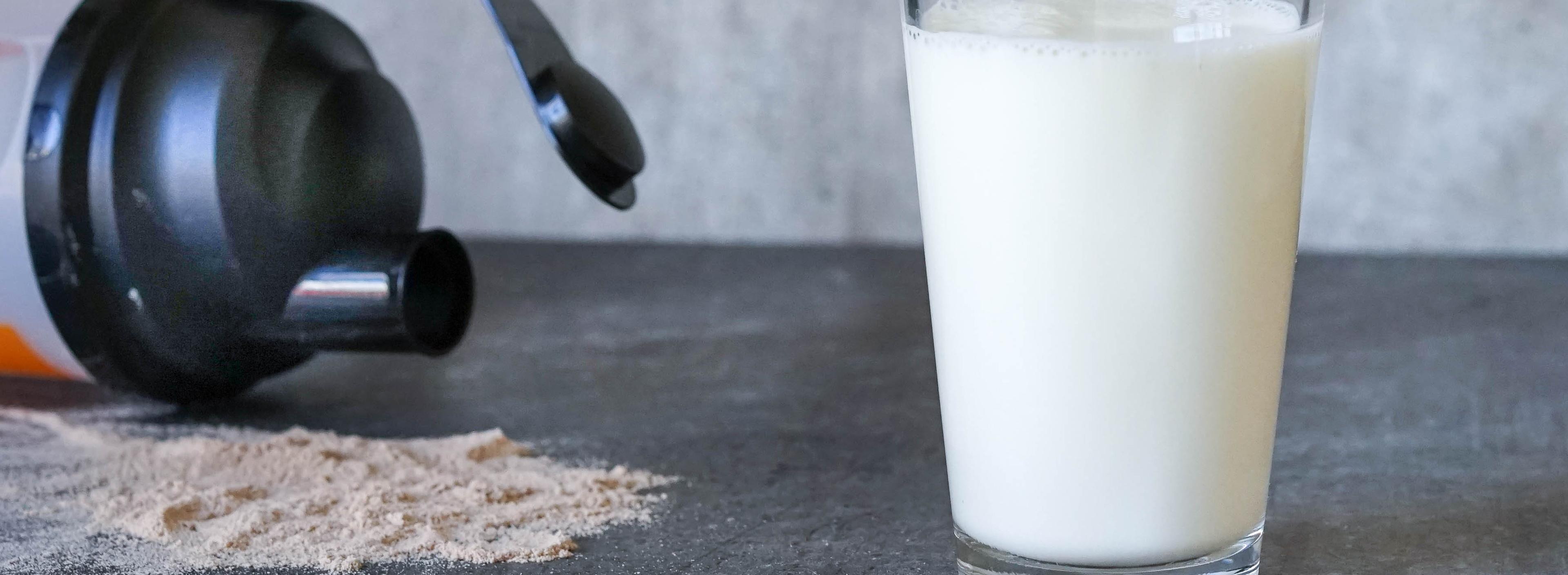 Et glass melk og proteinpulver