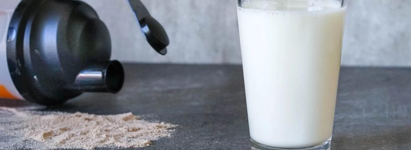 Et glass melk og proteinpulver