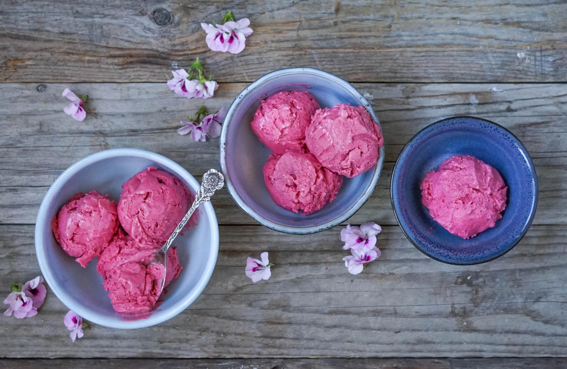 Bringebæris i tre skåler