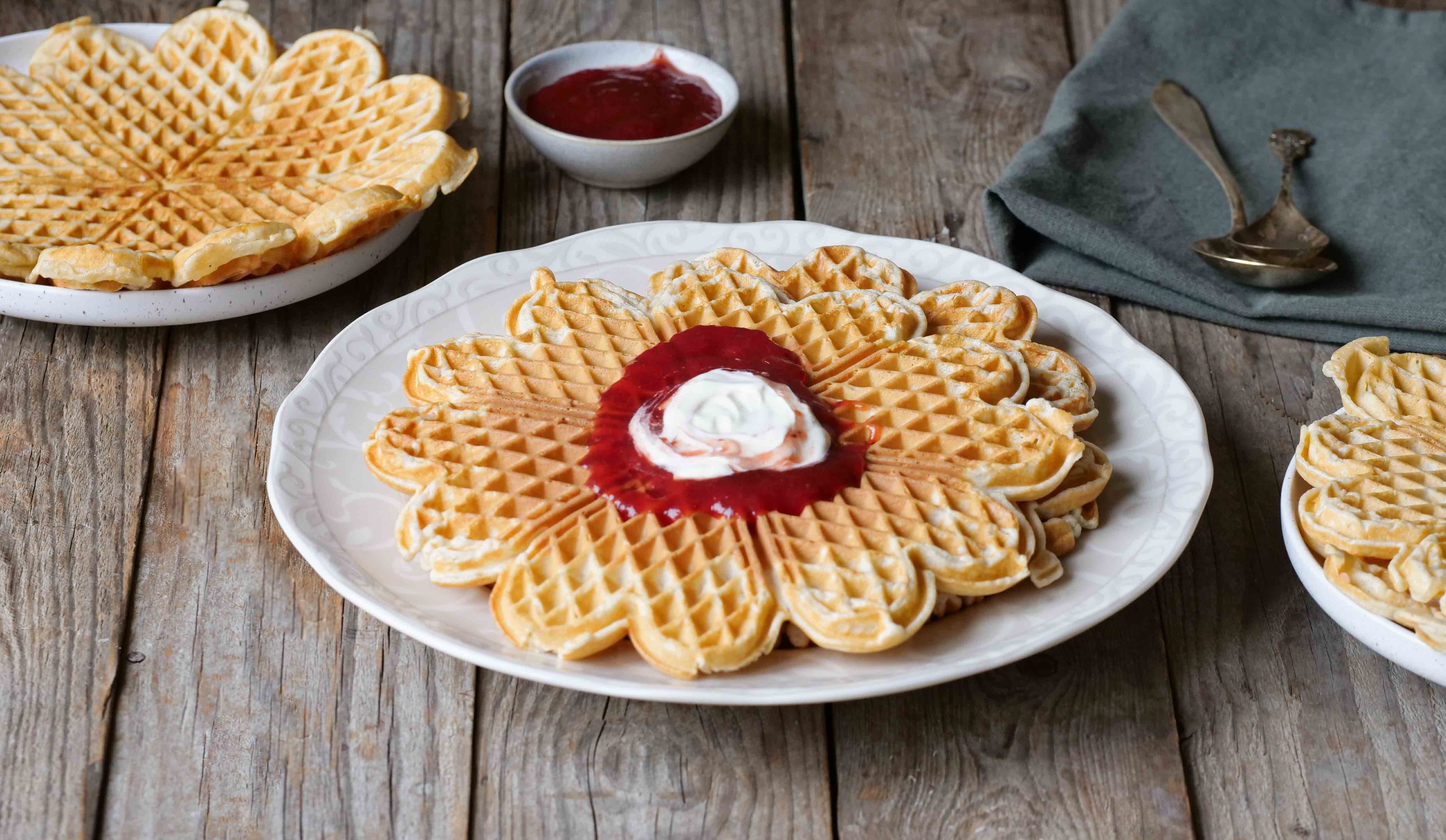 vafler på tallerken med syltetøy og rømme 