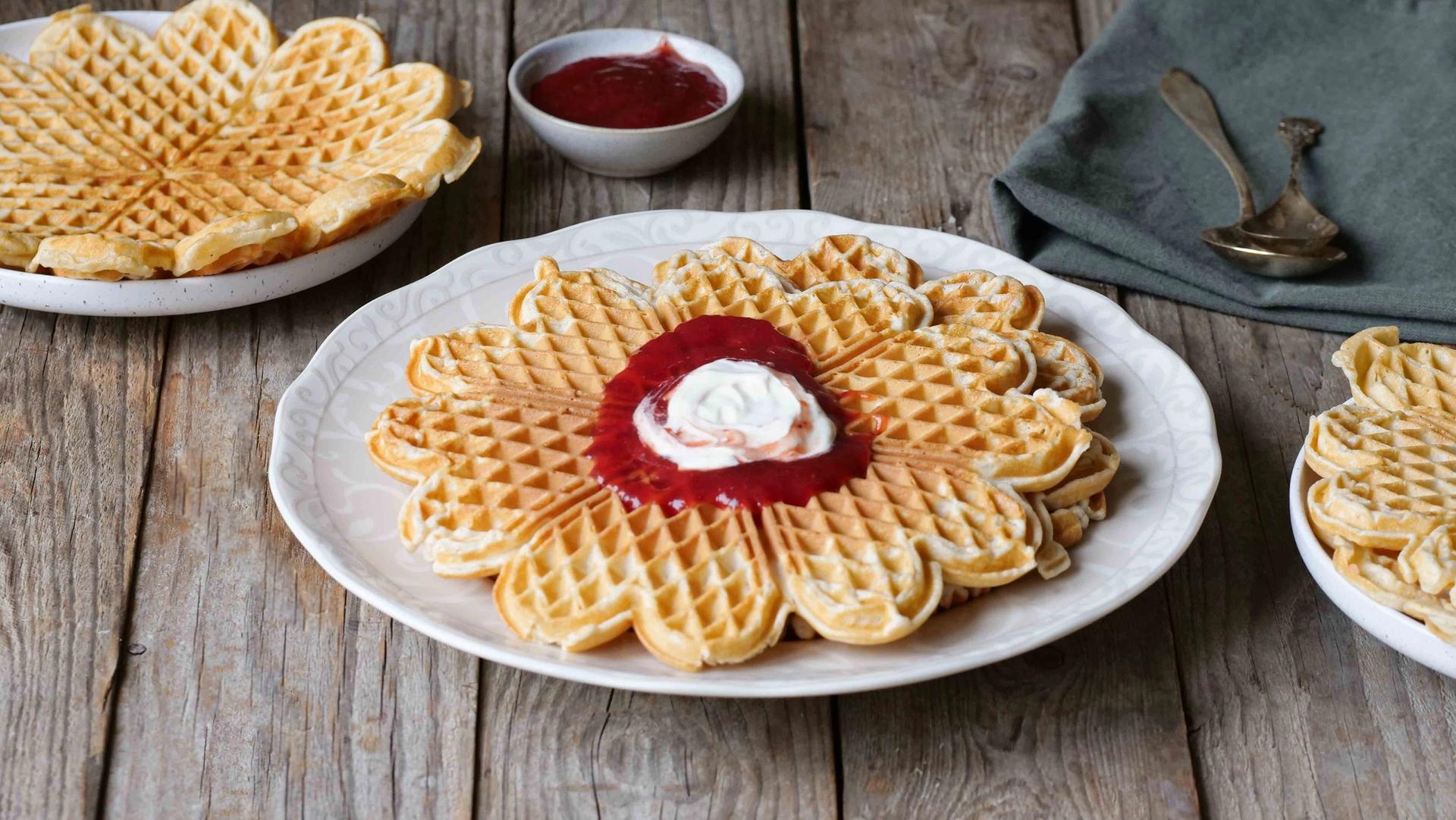 vafler på tallerken med syltetøy og rømme