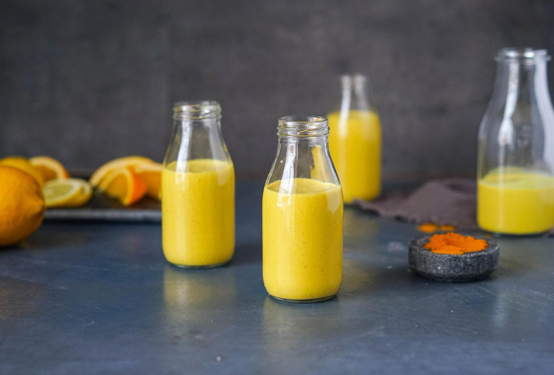 gurkemeiedrikk i små glassflasker