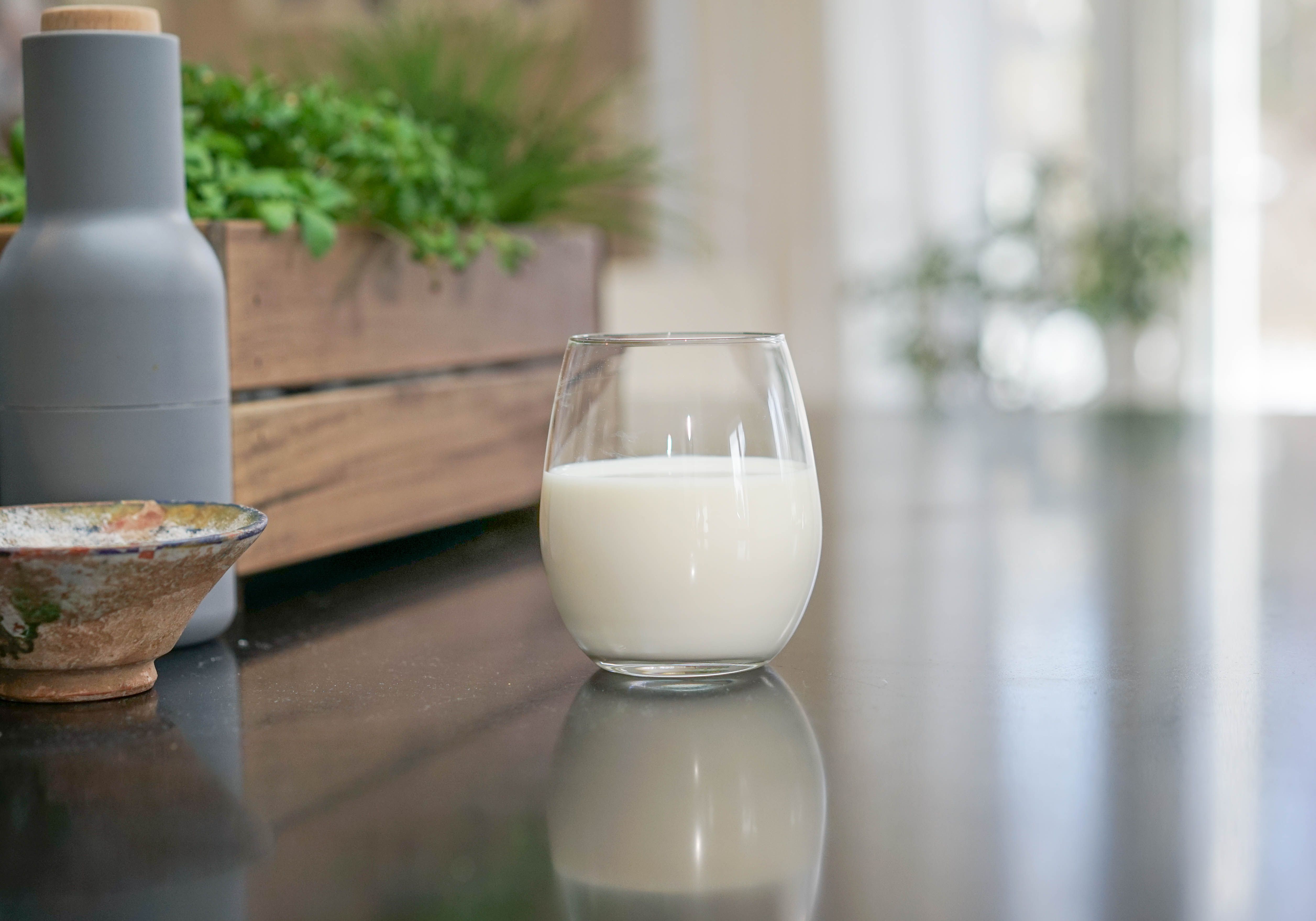 Melkeglass på kjøkkenbenk