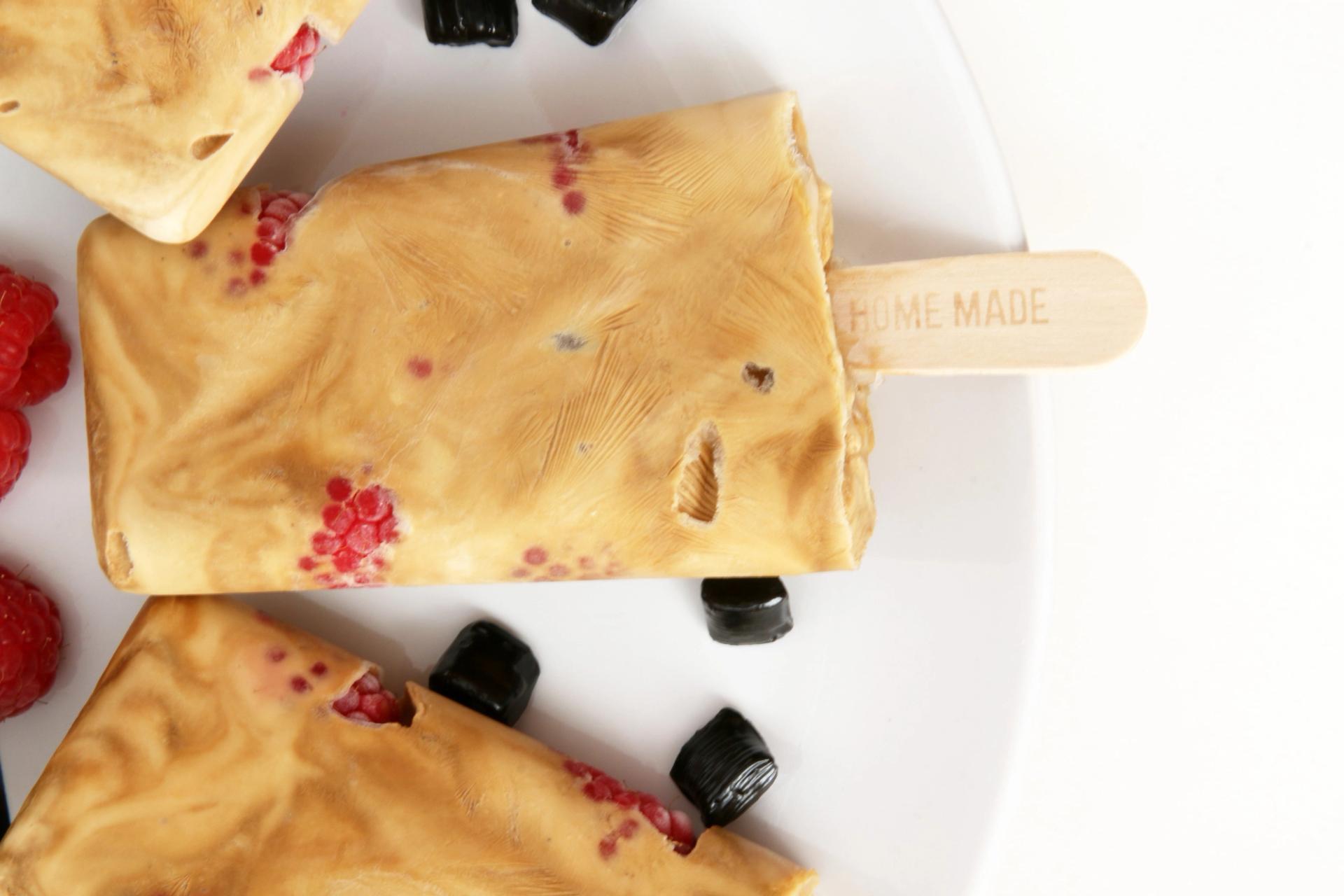 Is med lakris og bringebær