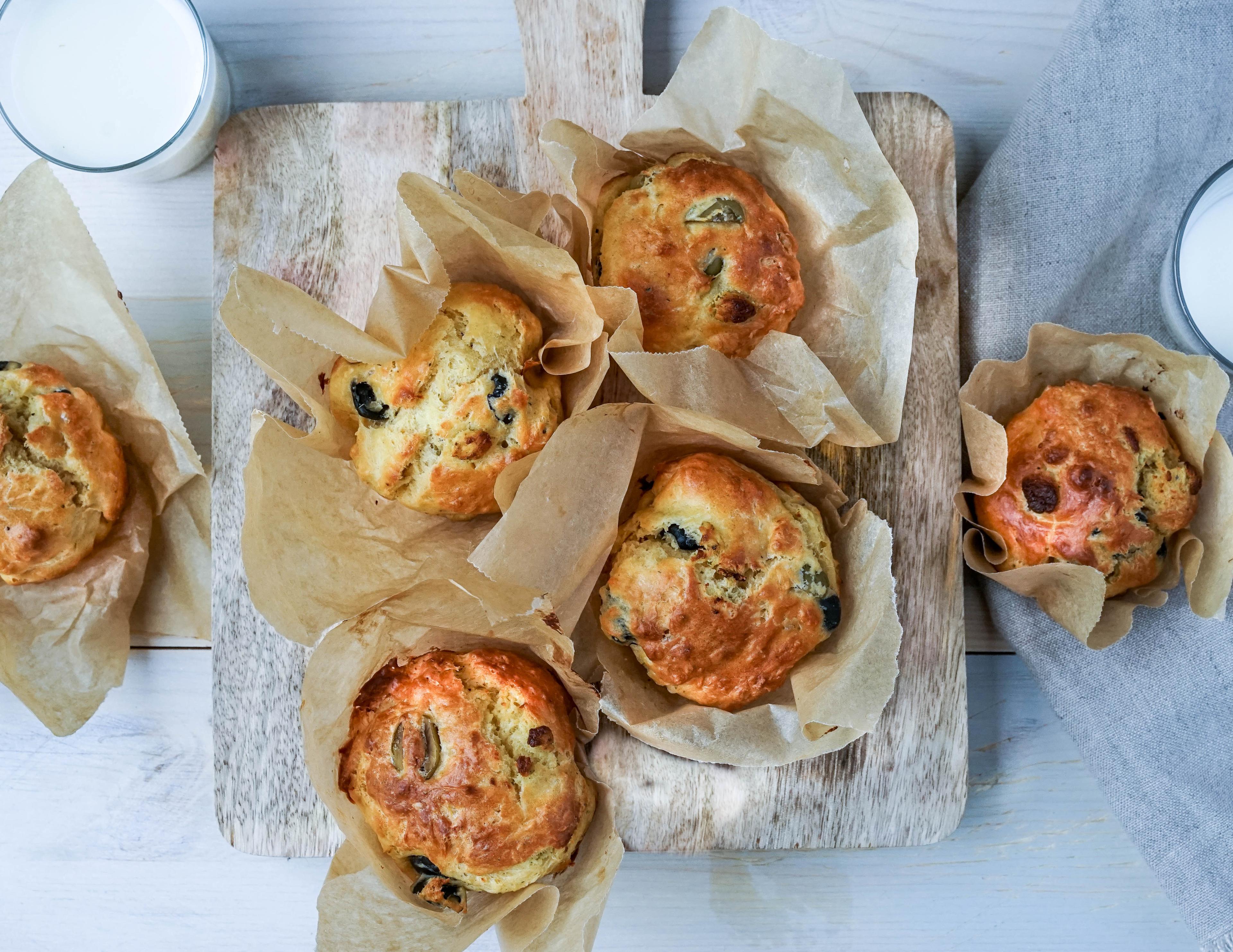 muffins med oliven og chevre