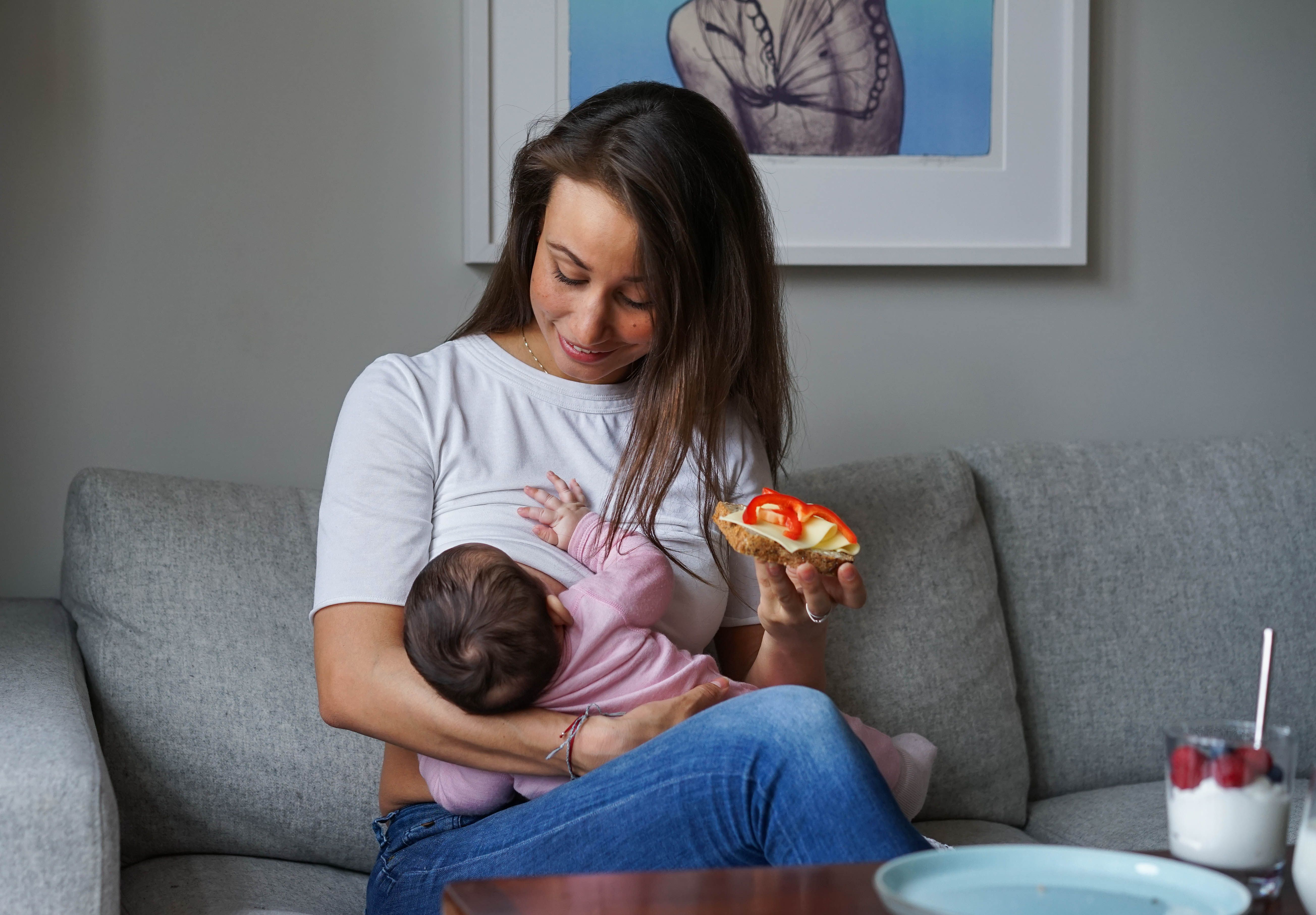 Ammende kvinne spiser brødskive